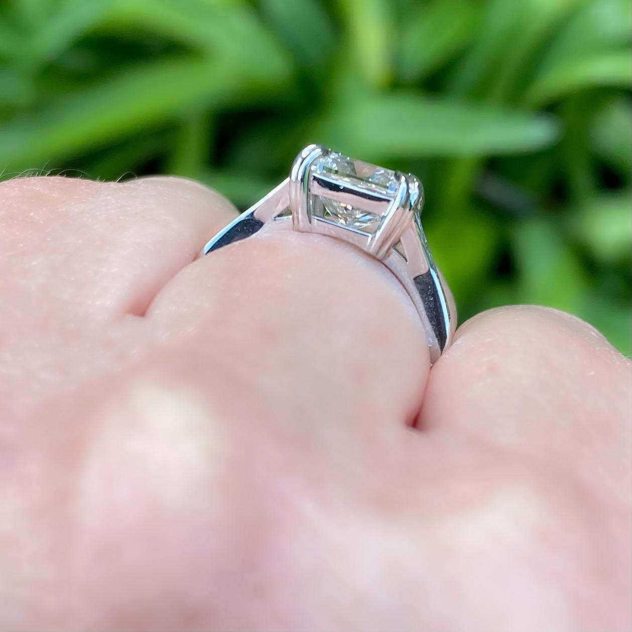 GIA Verlobungsring mit 2,56 Karat Diamant im Kissenschliff im Angebot 4