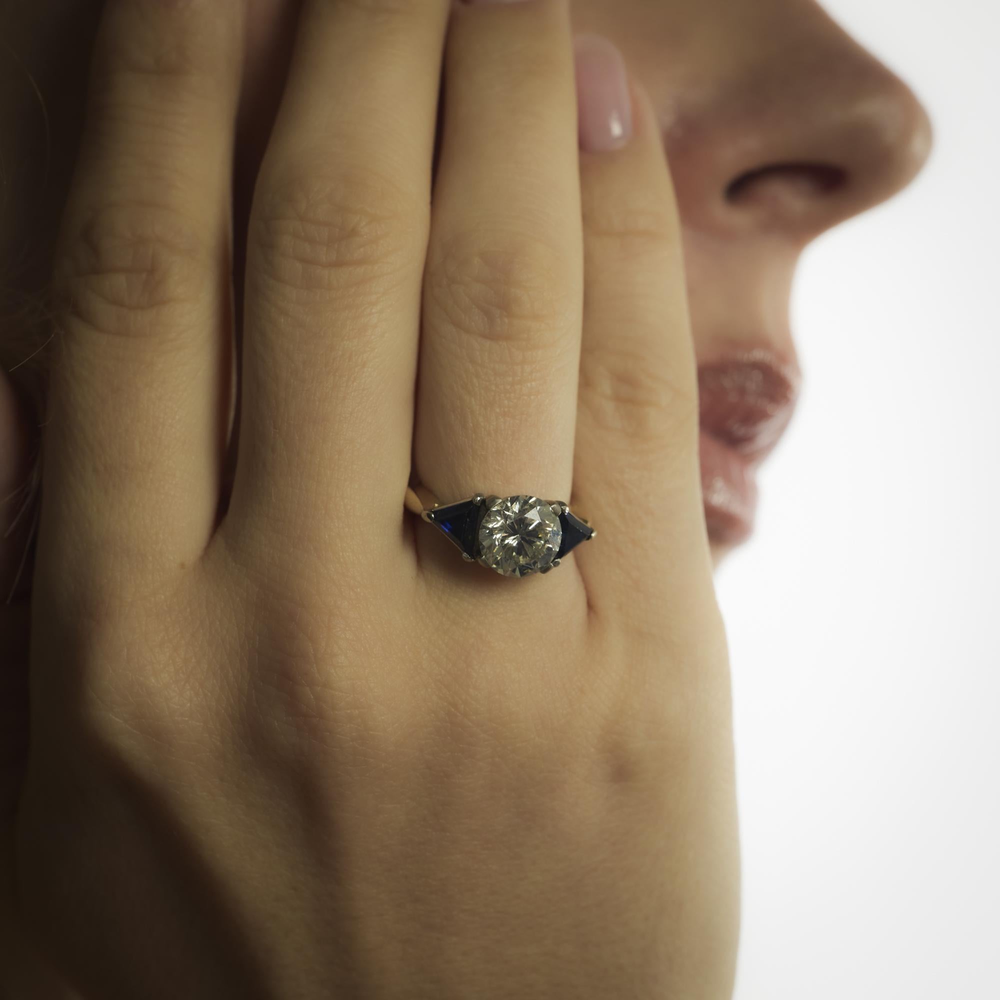 Brilliant Cut GIA 2.58 carat round brilliant cut diamond sapphire 14k gold engagement ring For Sale