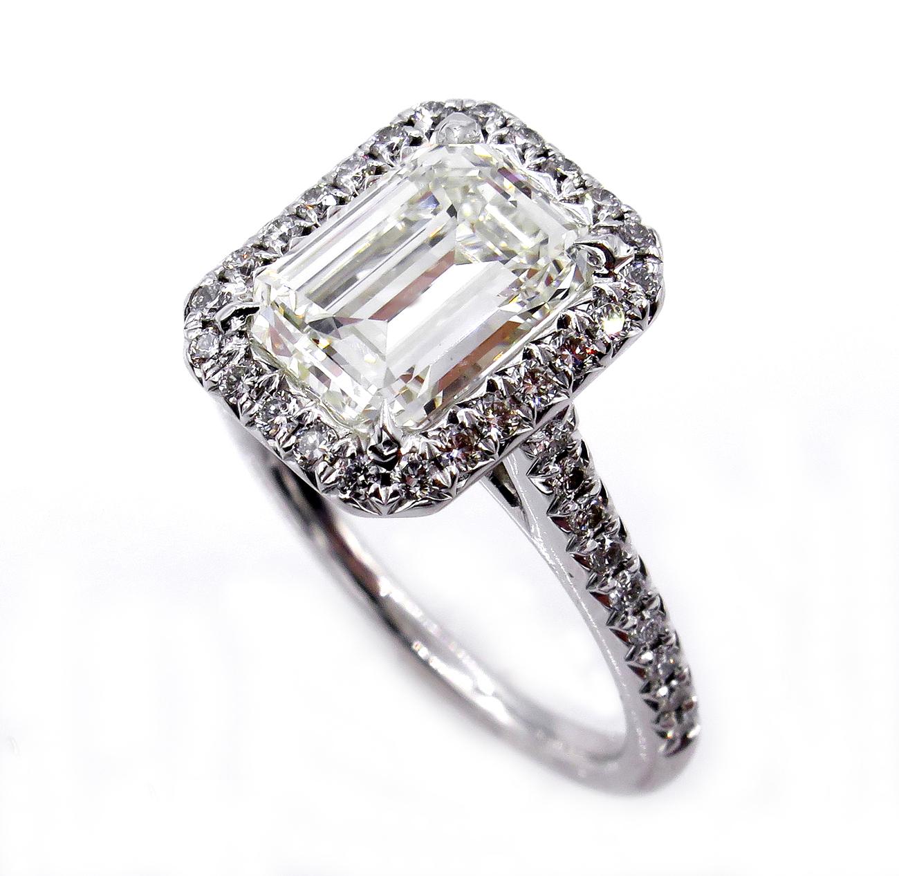 GIA 2.59 Caratt Emerald Cut Diamond Solitaire Engagement White Gold Ring In Good Condition In New York, NY
