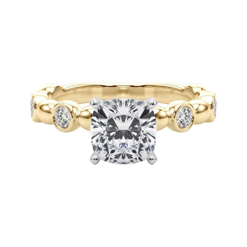 GIA 2.5 ct Pietra laterale a cuscino Anello solitario in oro giallo con castone in vendita