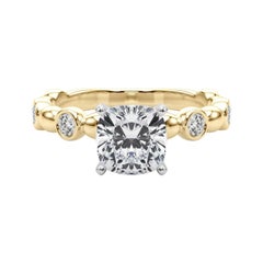 GIA 2.5 ct Pietra laterale a cuscino Anello solitario in oro giallo con castone