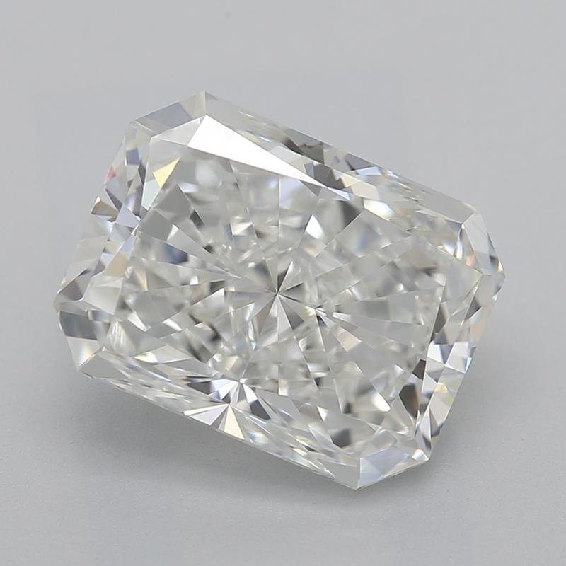 Realizzato a mano a New York, questo squisito anello con diamante presenta al centro un diamante radiante mozzafiato, del peso di 2,5 , con un'impressionante I e VS1. Il design unico armonizza il fascino vintage con la raffinatezza contemporanea,