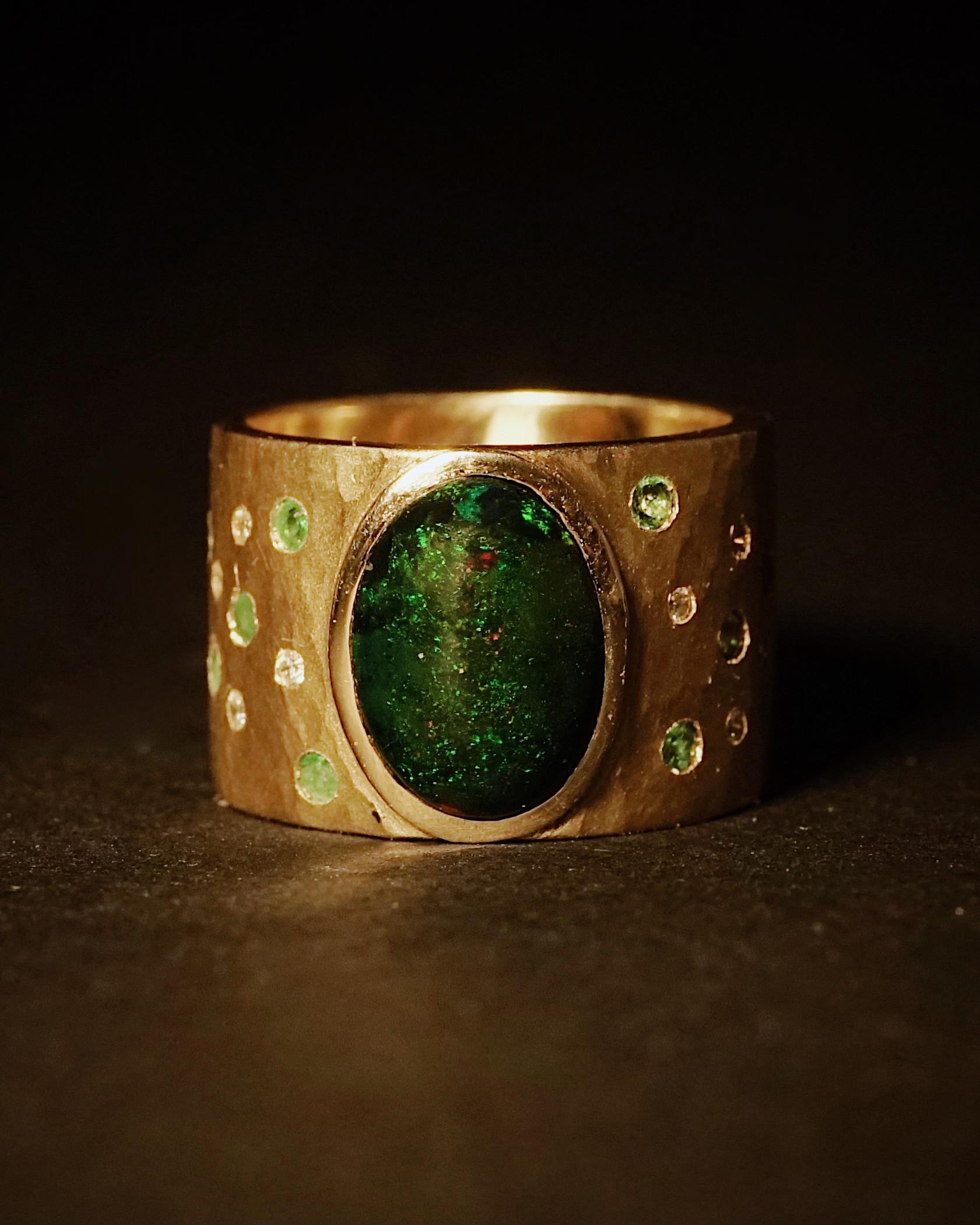 GIA 2,62 Karat natürlicher schwarzer Opal Diamant Smaragd 18 Gold Cluster Ring im Zustand „Gut“ im Angebot in Paris, FR