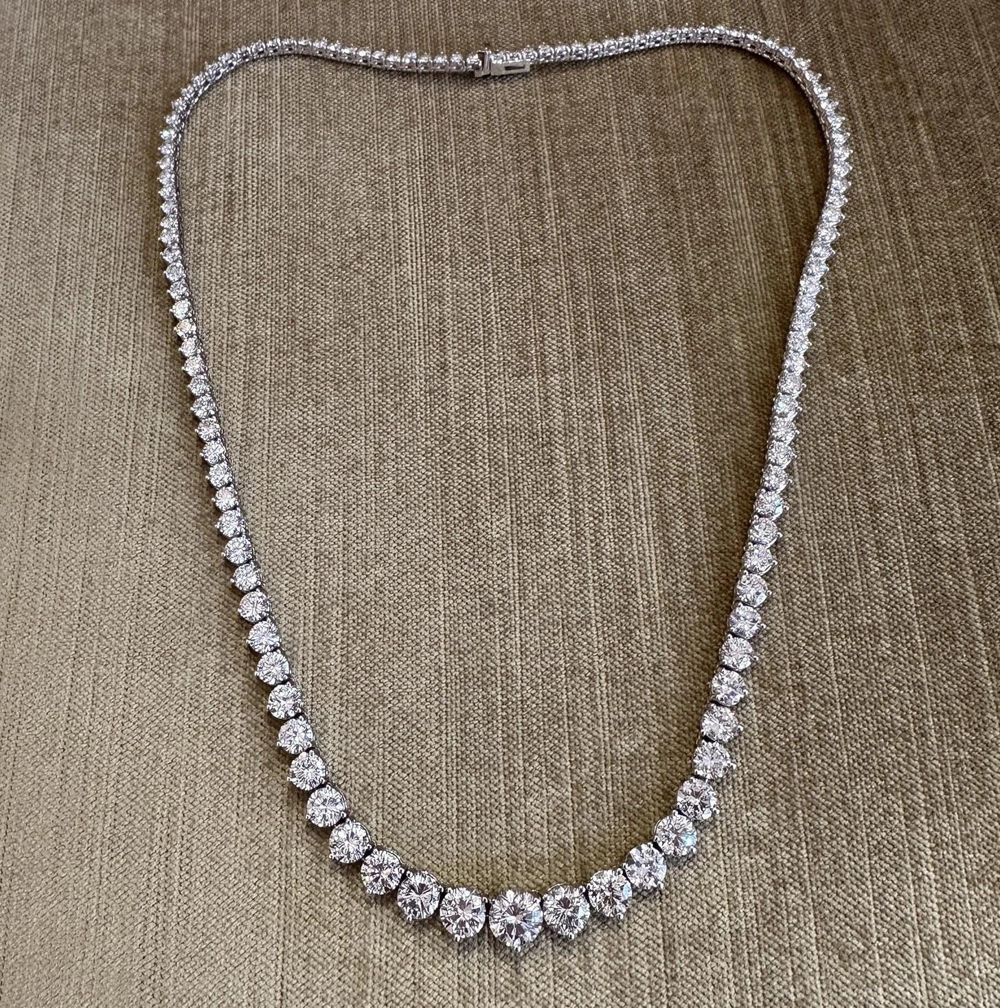 Tennis-Halskette aus Naturdiamanten mit 26,31 cttw in 18k Weißgold

Die runde Diamant-Tennis-Halskette aus 18-karätigem Weißgold verfügt über 115 runde Brillanten in Größenabstufungen von 2,6 mm bis 7,6 mm mit insgesamt 26,31 Karat, gefasst in einer