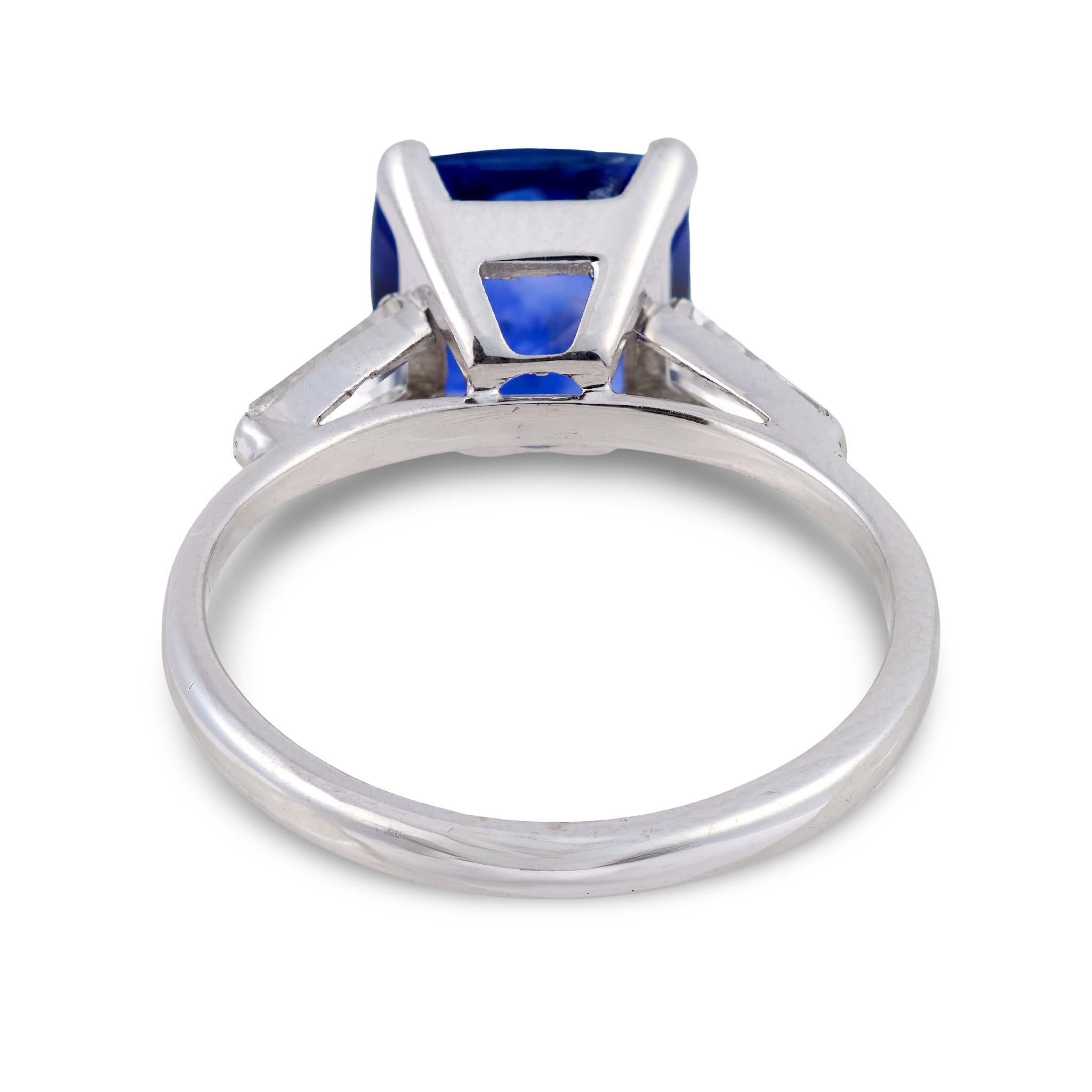 GIA 2,66 Karat Kissenschliff Saphir Diamant Platinring im Angebot 1