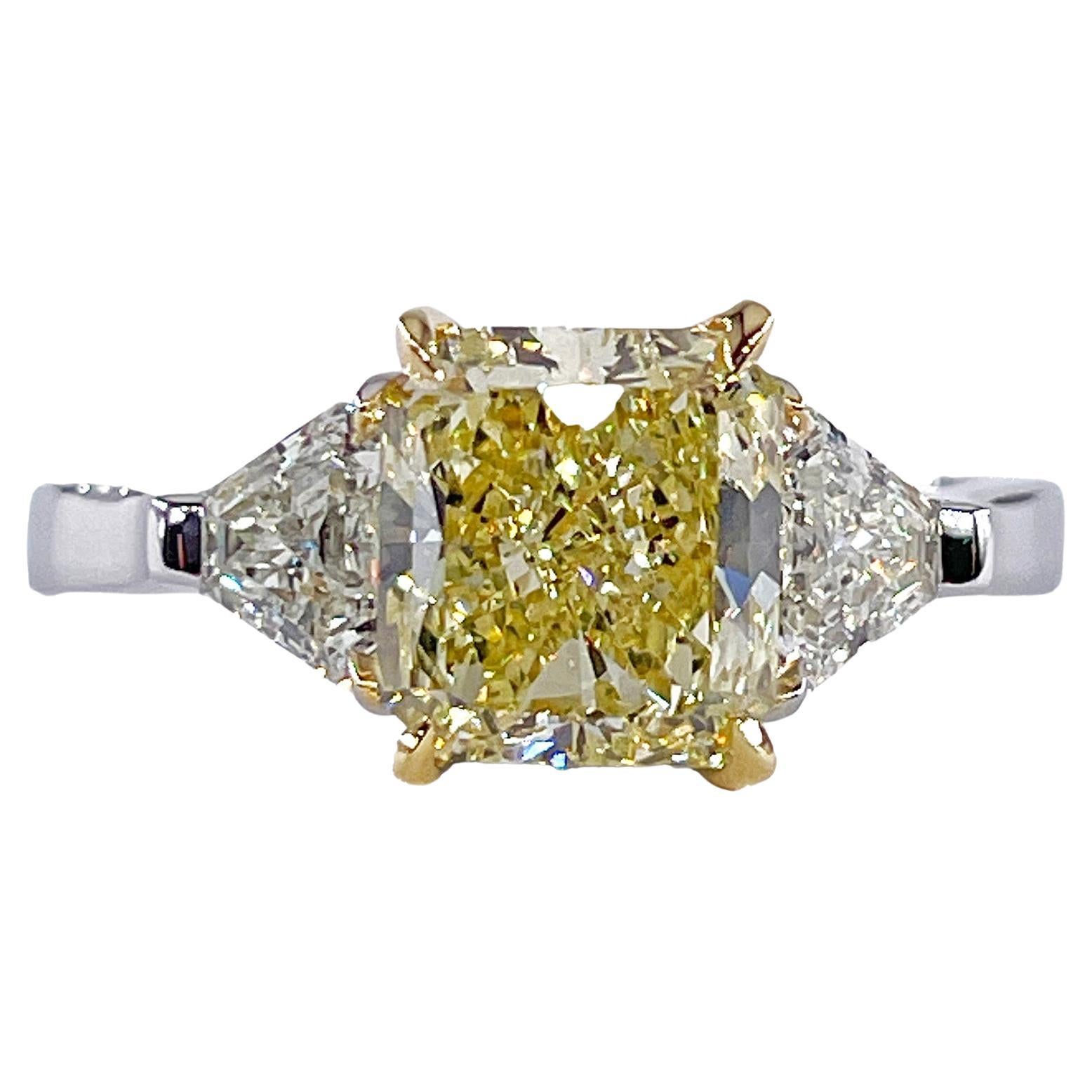 GIA 2.66ct Natural Fancy Yellow RADIANT 3 Stone Diamond Engagement Platinum Ring For Sale