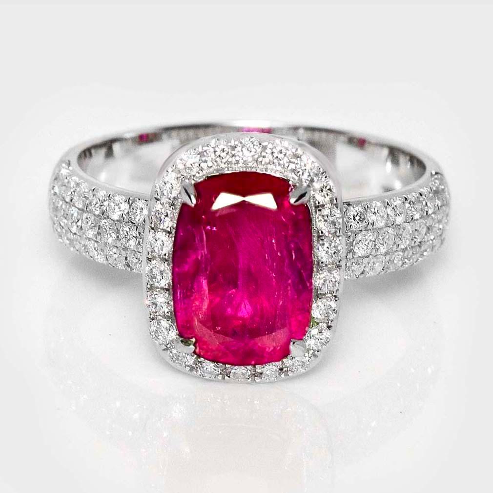 *Anello di fidanzamento con rubino dell'Afghanistan non riscaldato in oro bianco 18K da 2,69 ct GIA*.

Il rubino naturale non riscaldato dell'Afghanistan, certificato GIA, è la pietra centrale del peso di 2,69 carati, incastonata nella fascia a