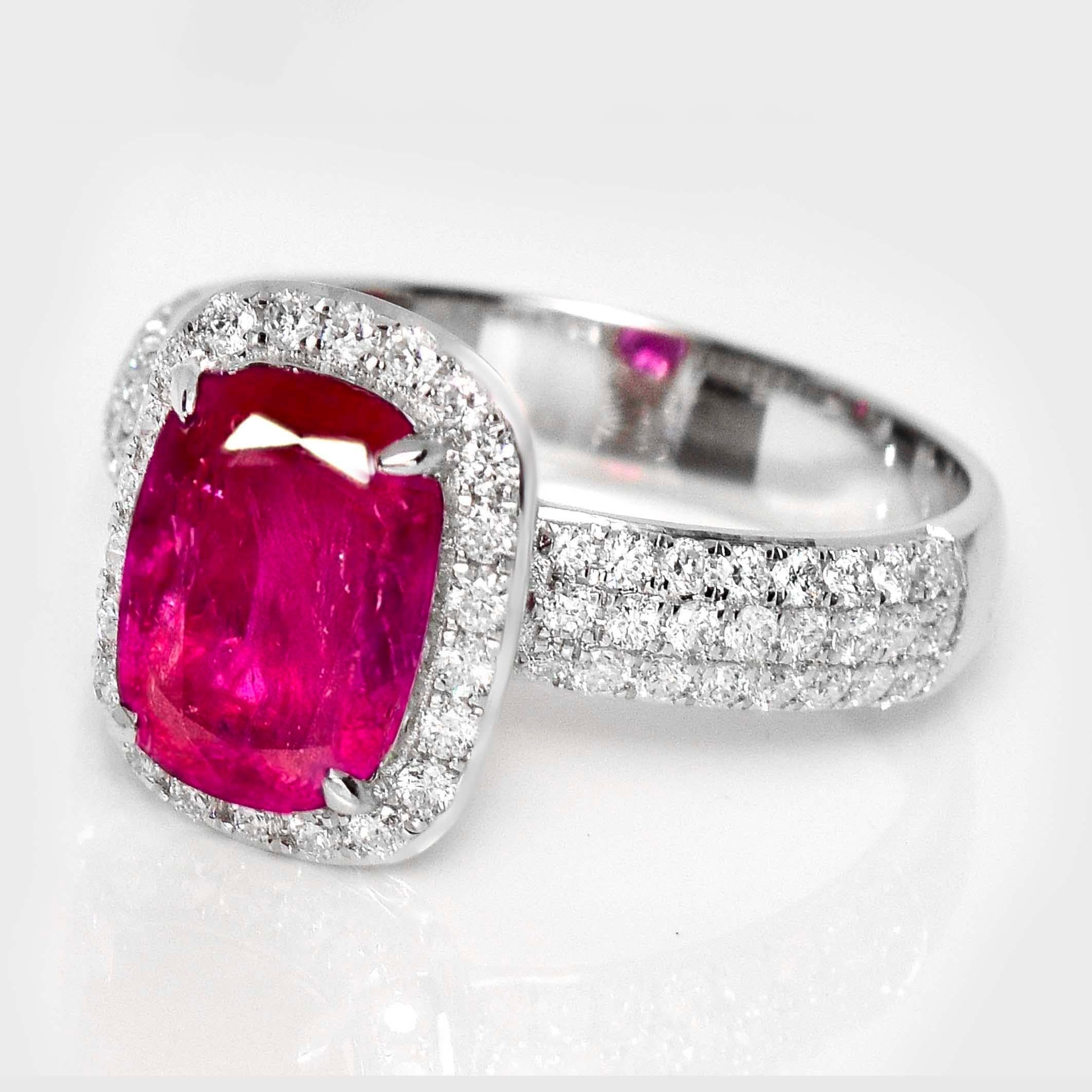 Contemporaneo GIA Anello di fidanzamento con rubino dell'Afghanistan non riscaldato da 2,69 ct in oro bianco 18 carati in vendita