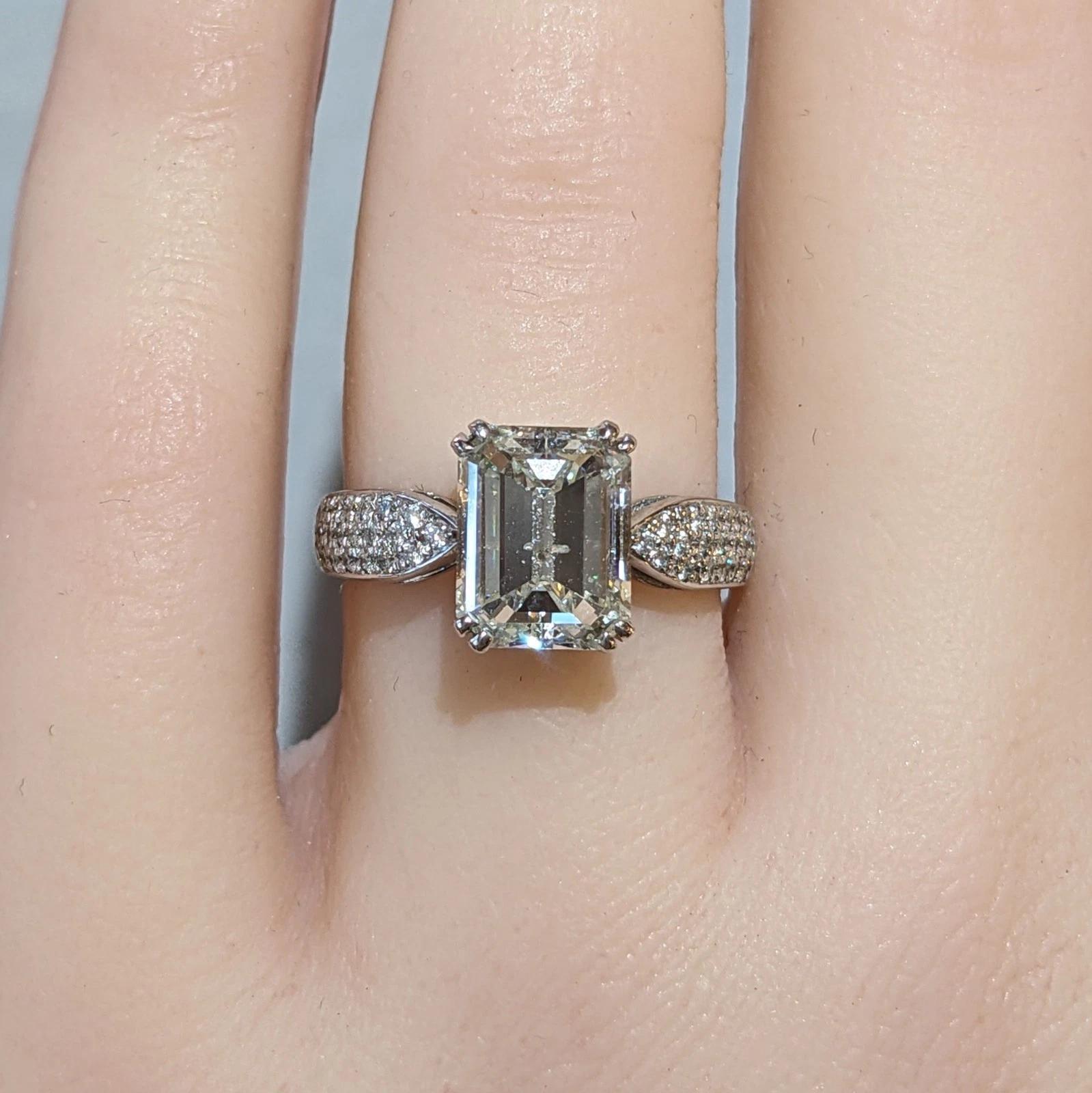 GIA Diamant naturel taille émeraude de 2,70 ct  en or blanc 18k avec diamants

La bague en diamant taille émeraude présente un diamant naturel taille émeraude de 2,70 carats serti dans de l'or blanc 18k et rehaussé de diamants ronds de taille