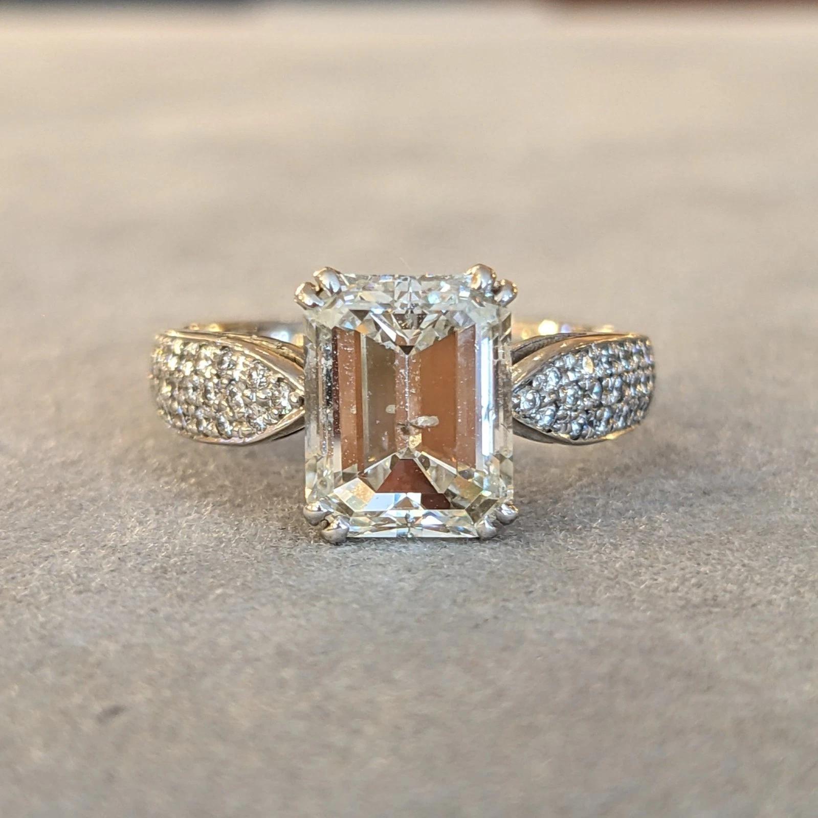 Taille émeraude GIA Diamant naturel taille émeraude de 2,70 ct avec diamants en or blanc 18k en vente