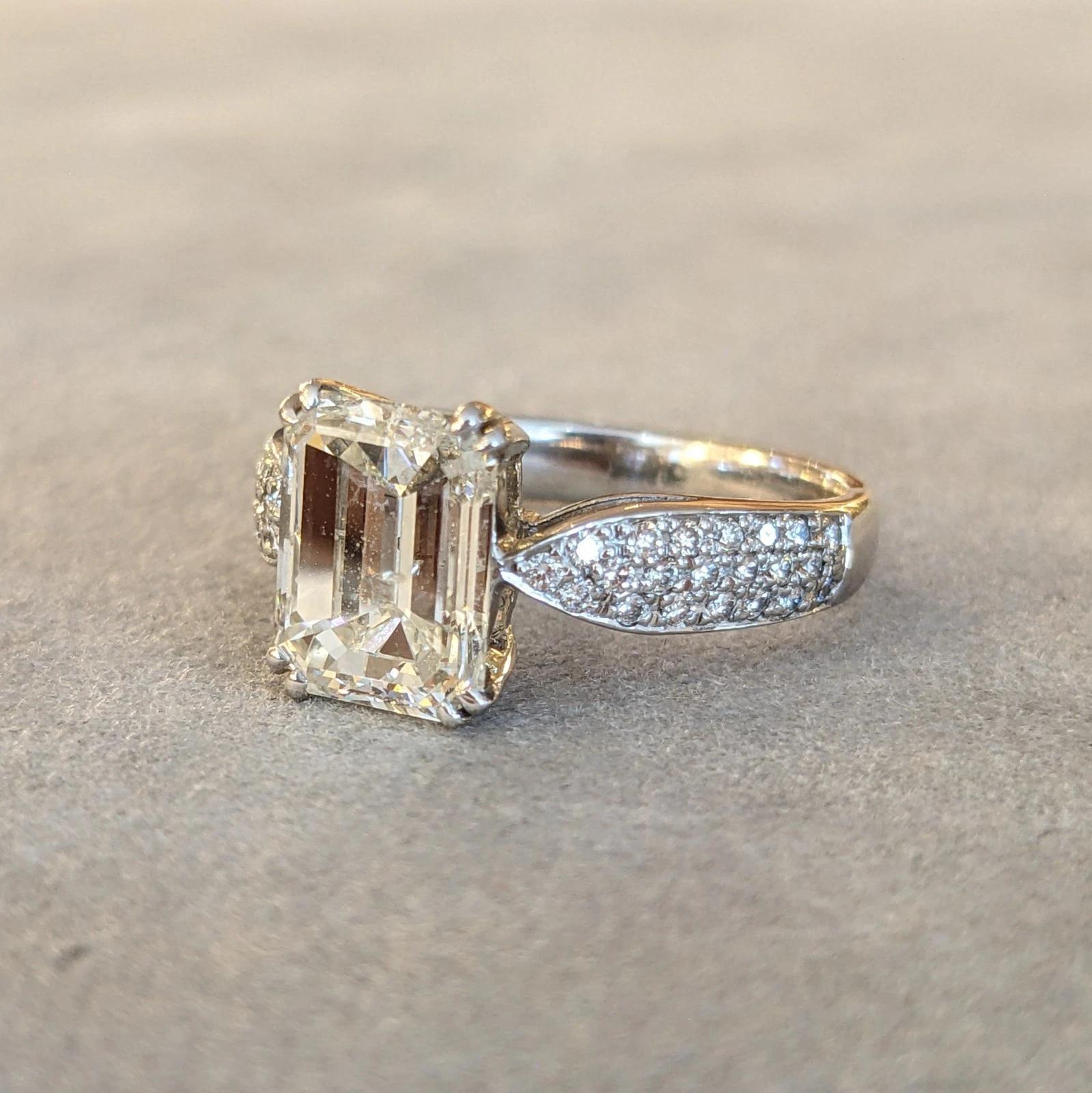 GIA Diamant naturel taille émeraude de 2,70 ct avec diamants en or blanc 18k Excellent état - En vente à La Jolla, CA