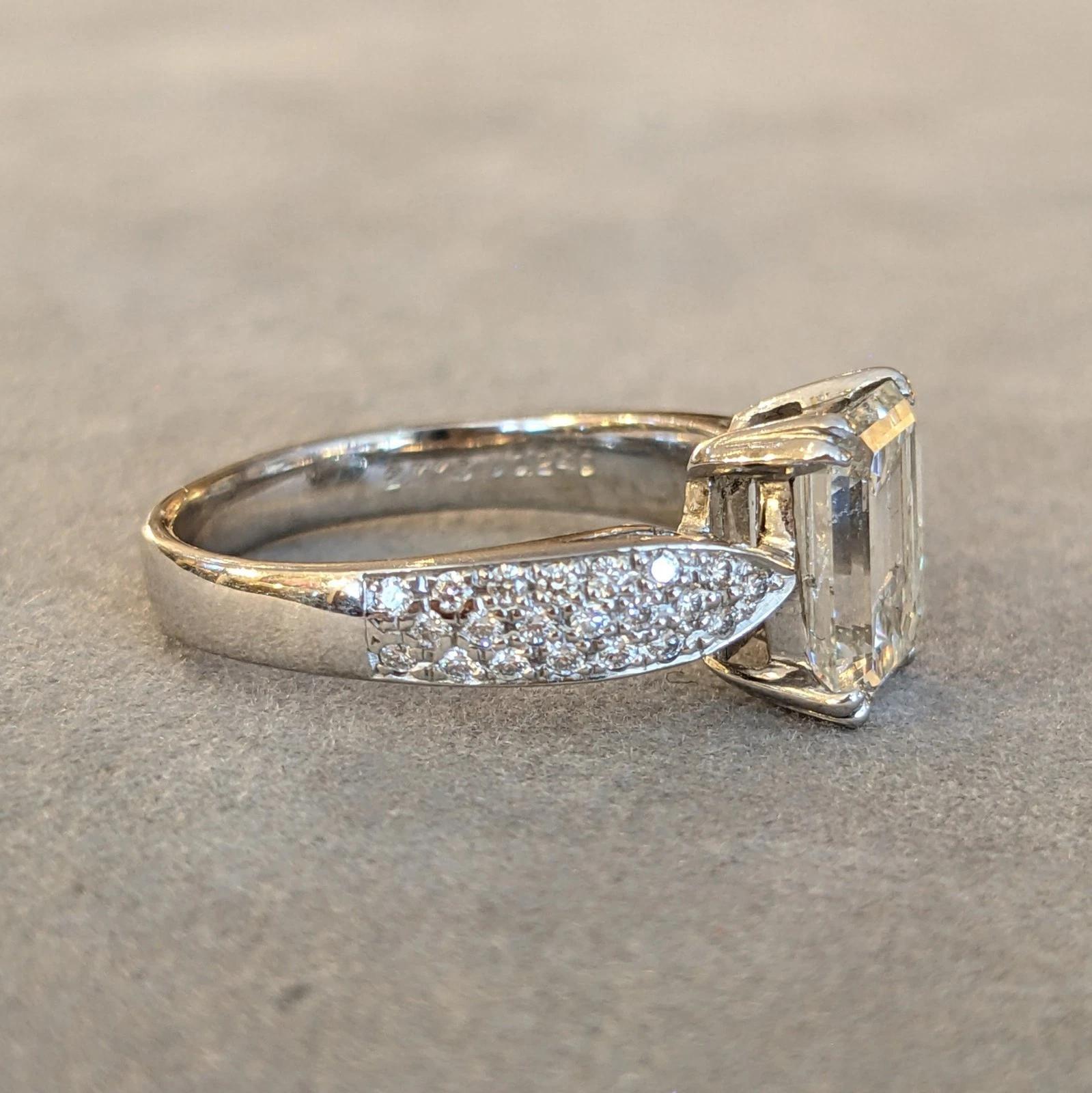 GIA Diamant naturel taille émeraude de 2,70 ct avec diamants en or blanc 18k Pour femmes en vente
