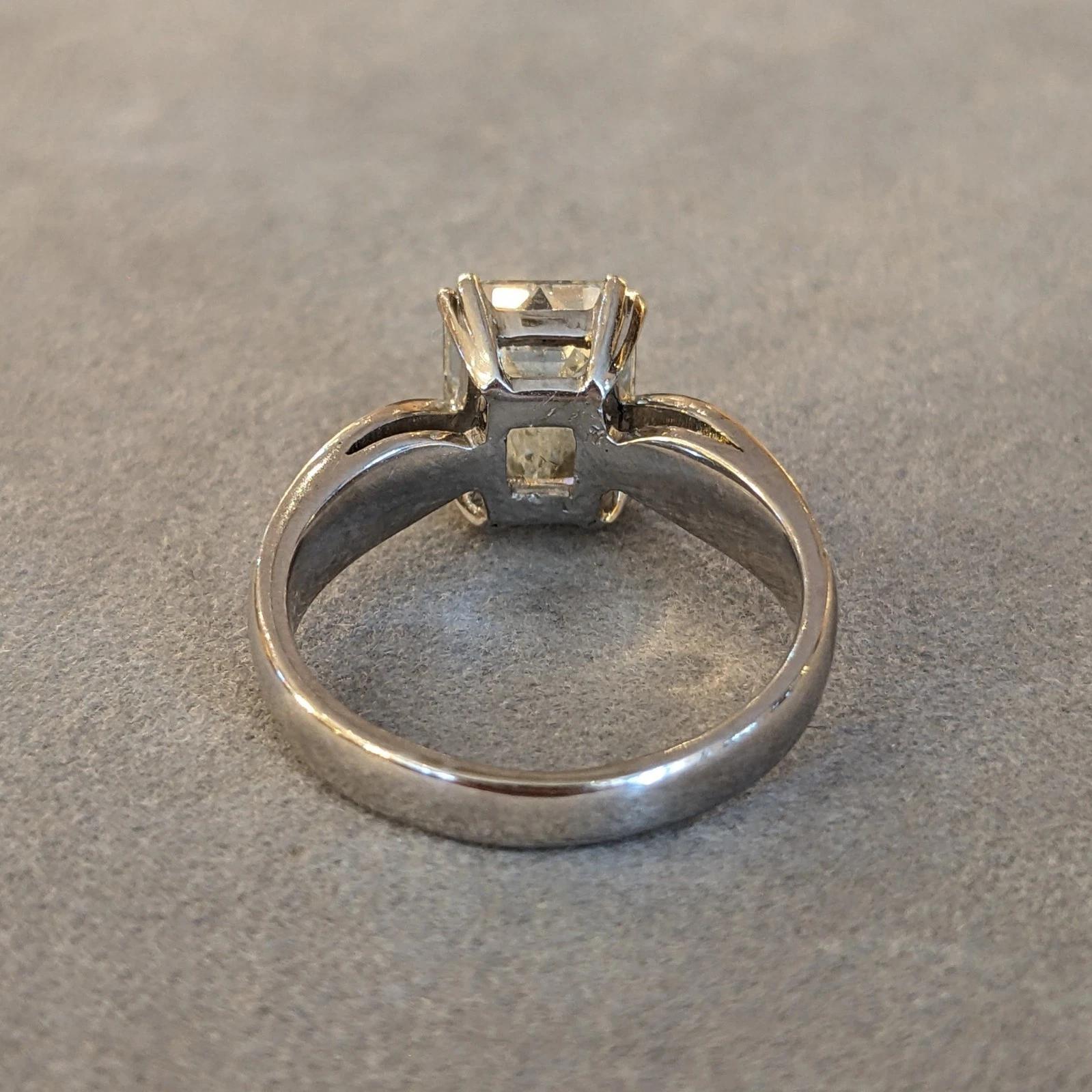 GIA Diamant naturel taille émeraude de 2,70 ct avec diamants en or blanc 18k en vente 1
