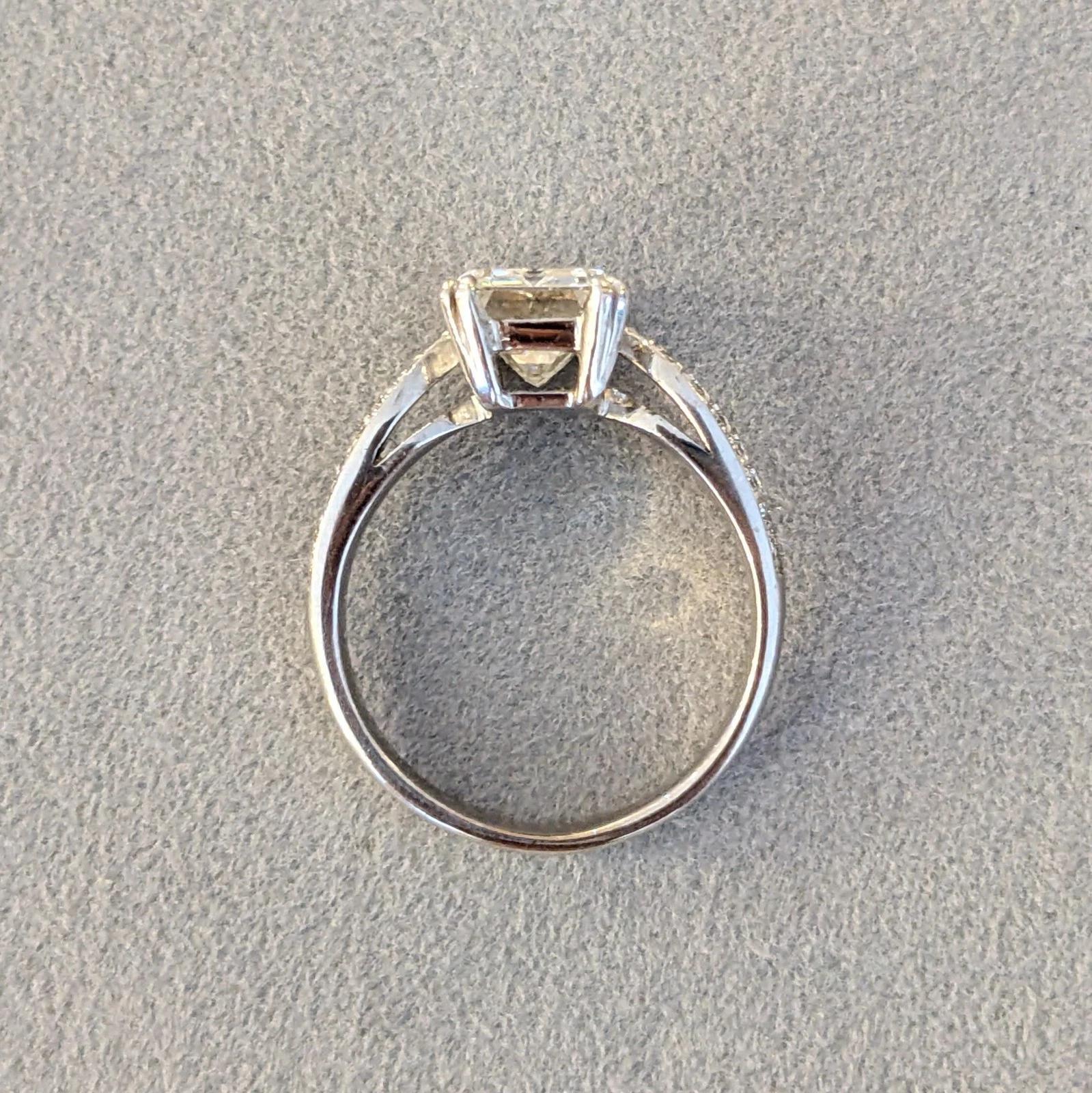 GIA Diamant naturel taille émeraude de 2,70 ct avec diamants en or blanc 18k en vente 2