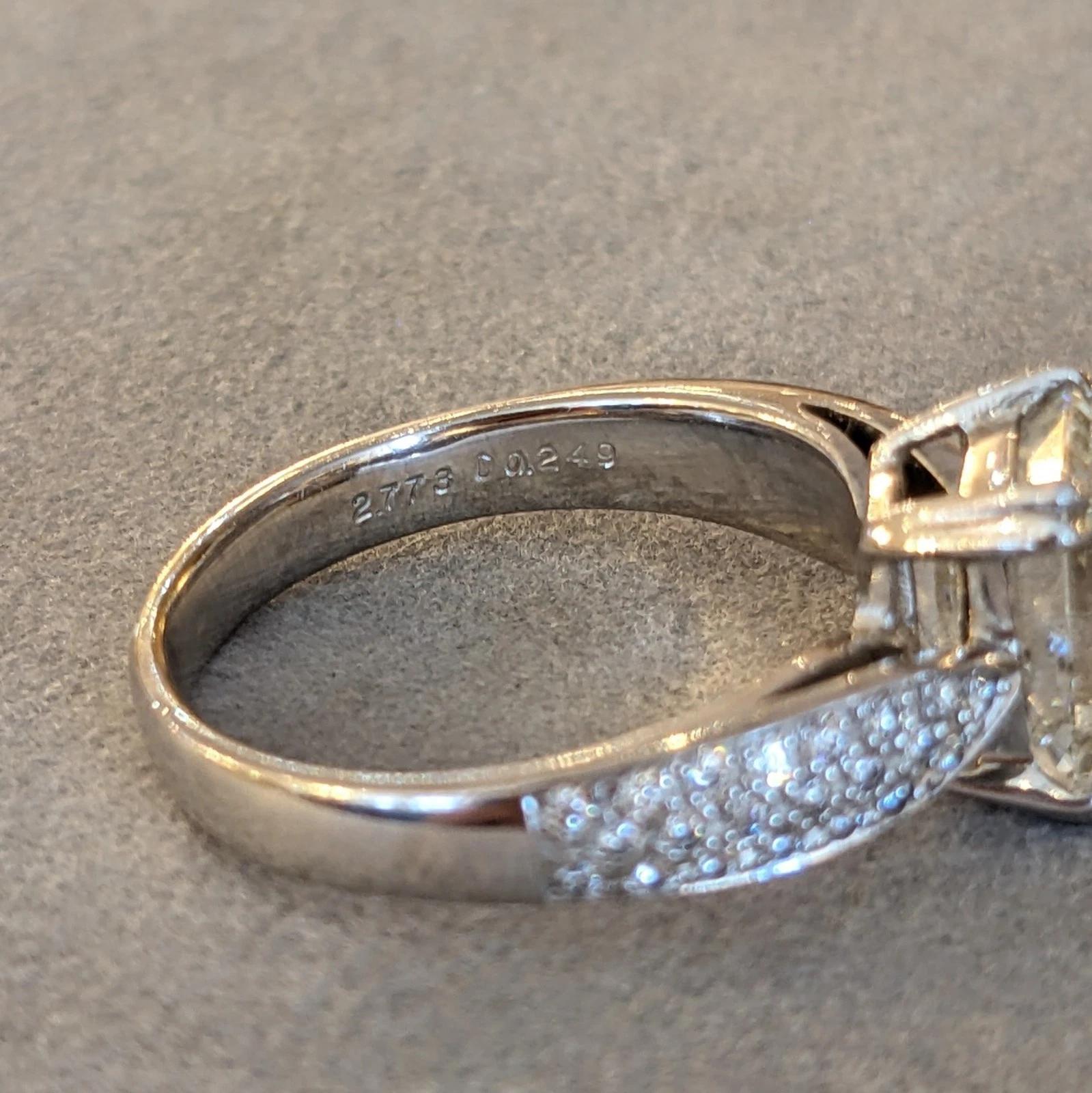 GIA Diamant naturel taille émeraude de 2,70 ct avec diamants en or blanc 18k en vente 3