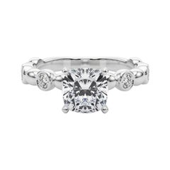 GIA 2,70ct Anello con pietra laterale a cuscino e castone con diamante solitario