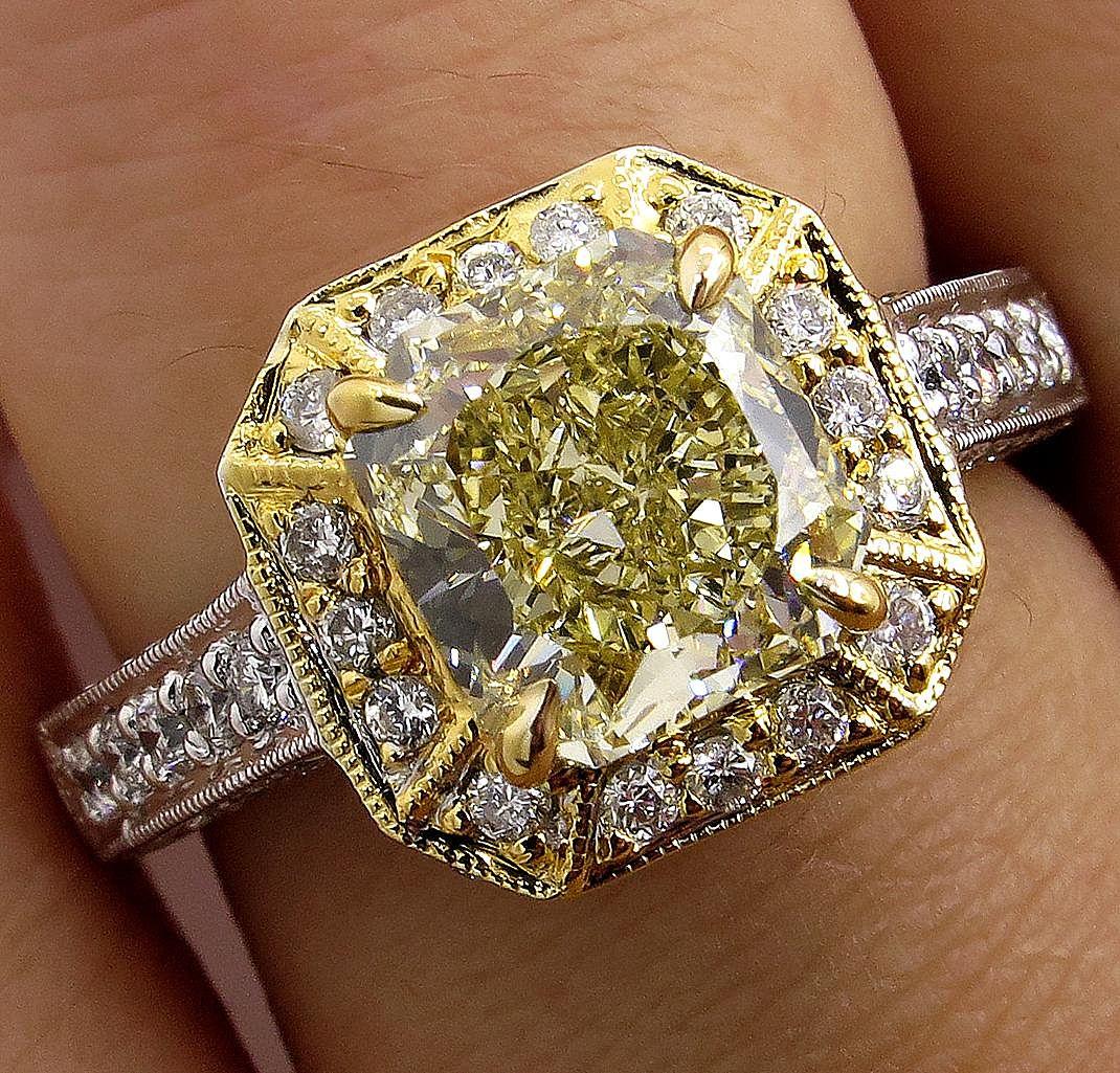 GIA 2.74 Carat Natural Fancy Yellow Radiant Diamond Engagement Wedding Ring In Good Condition For Sale In New York, NY