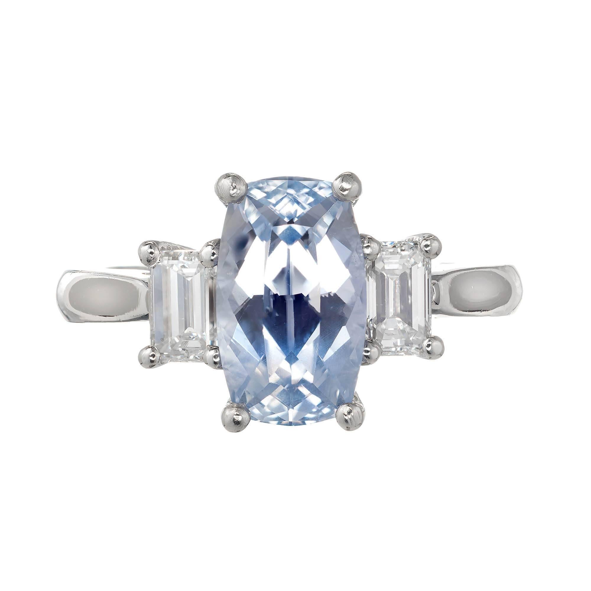 Natürlicher, antiker, kissenförmig geschliffener, bläulich-violetter Saphir und Diamant-Dreisteinring aus Platin. GIA-zertifizierter natürlicher Saphir als Mittelstein, keine Verzierungen. 2 Smaragd Schritt geschnitten Akzent Diamanten.

1 leicht