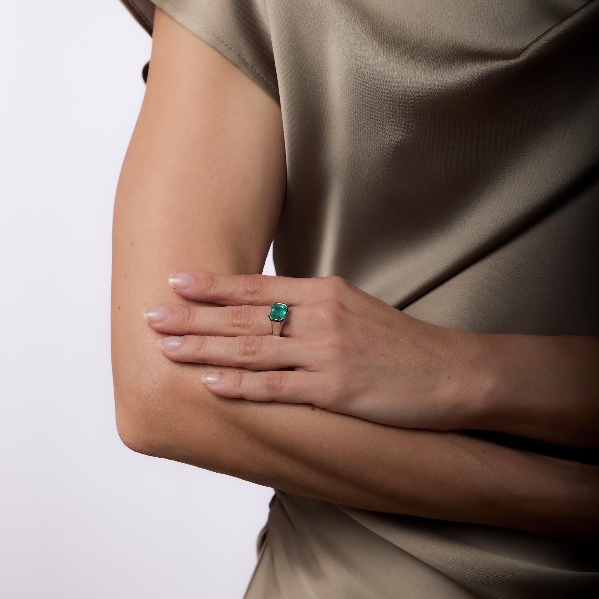 Questo anello in platino di metà secolo mette in mostra uno smeraldo colombiano taglio ottagonale da 2,80 carati certificato GIA con trattamento F2. Un design sofisticato e senza tempo che mette in risalto la ricca tonalità verde dello smeraldo. Con