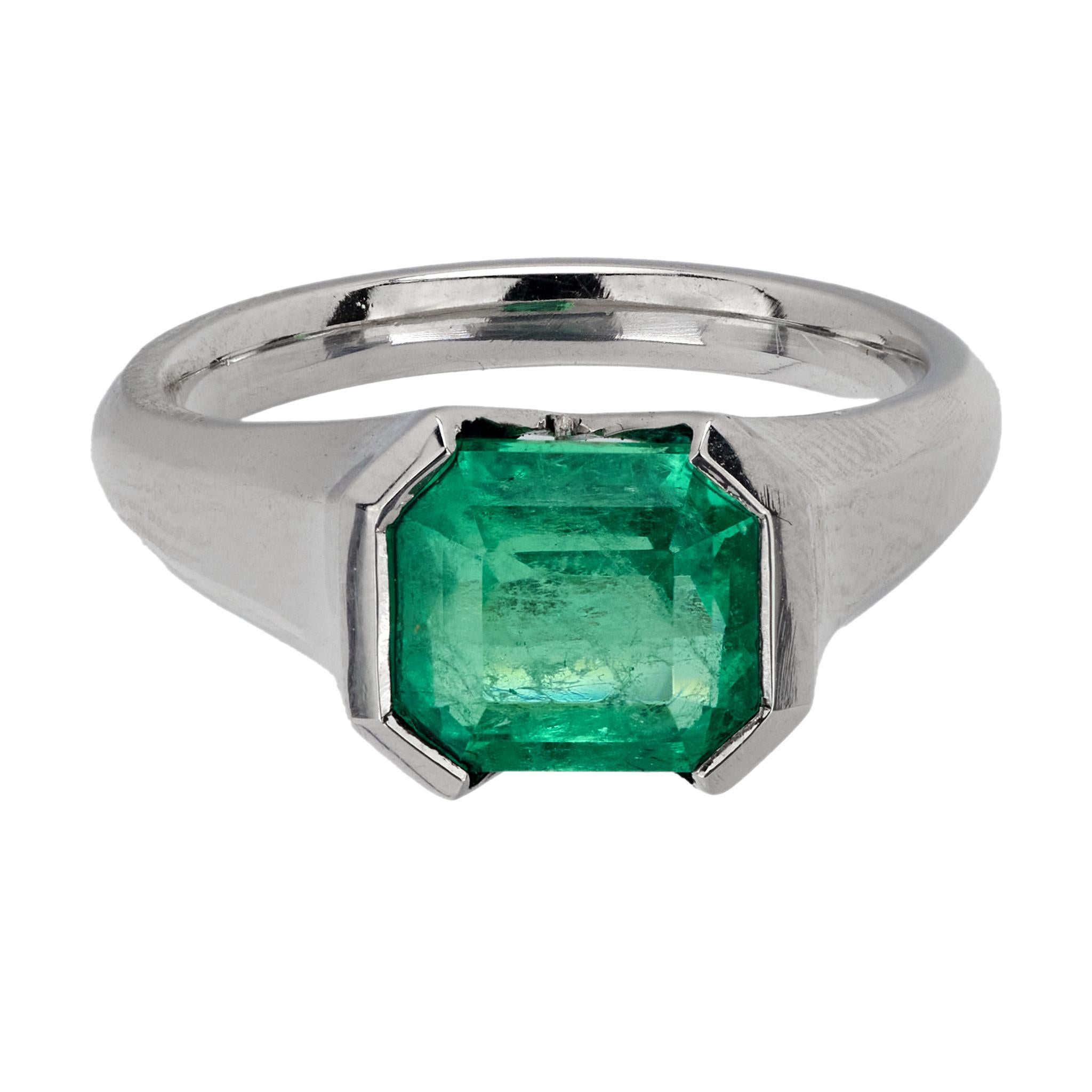 Modern GIA 2.80 carat Colombian emerald platinum ring For Sale