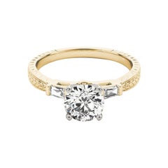 GIA 2.81ct Round Engraved Three-Stone Baguette 18K Yellow Gold Diamond Ring (bague à diamant en or jaune de 2.81ct)