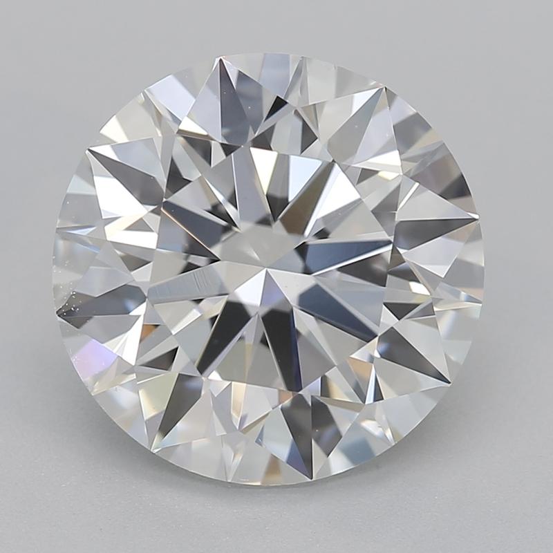 Realizzato a mano a New York, questo splendido anello con diamante presenta un accattivante centro di un diamante rotondo del peso di 2,81 , con una splendida classificazione F e VS2. Incastonato in un lussuoso oro giallo, l'anello è la perfetta