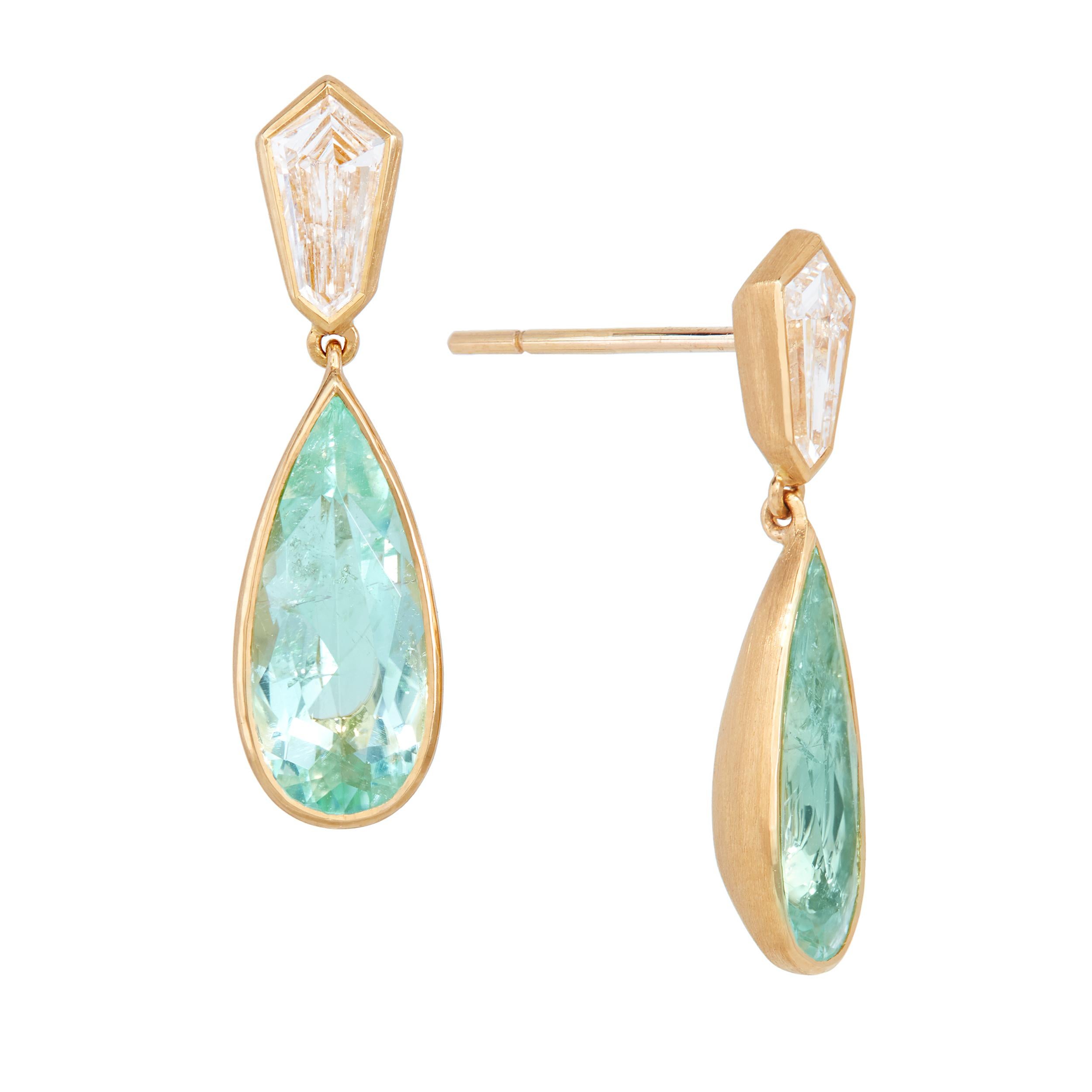Orecchini unici creati insieme a un anello coordinato disponibile su un'inserzione separata.  Realizzati a mano in oro 21 carati con finitura spazzolata per dare agli orecchini un effetto caldo e lussuoso.  Leggero come una piuma all'orecchio e