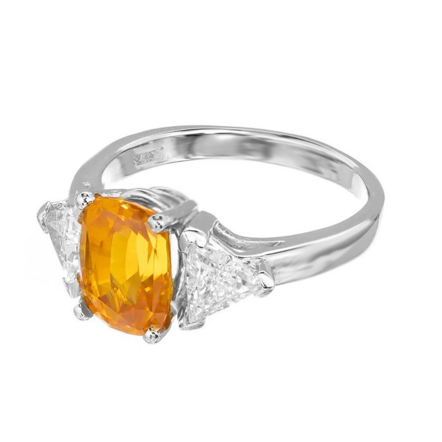 1970's Cushion cut 2.89ct orangegelber Saphir und Diamant Verlobungsring. Der Saphir wird von 2 Diamanten im Trillantschliff in einer Dreisteinfassung akzentuiert. Dieser vom GIA als 