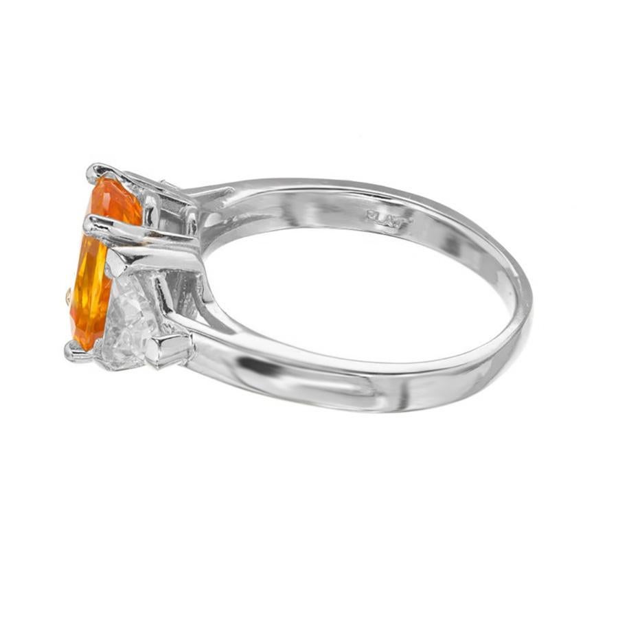 GIA 2,89 Karat Kissen Orange Gelber Saphir Diamant Platin Verlobungsring im Angebot 1