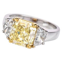 Bague à trois pierres rayonnantes en or 18 carats avec un diamant jaune clair de fantaisie de 2::94 carats (GIA)