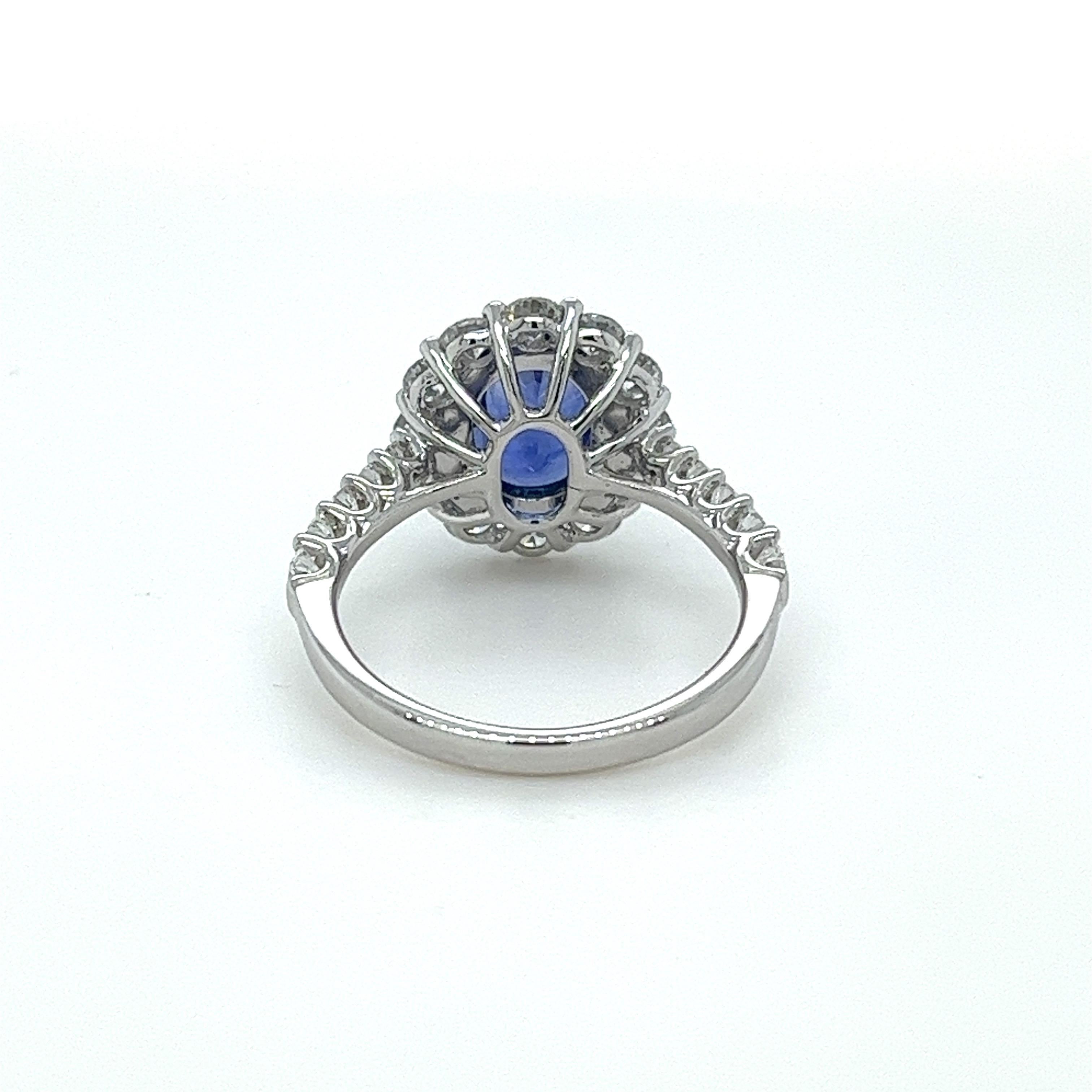 GIA 2,96 Karat Lady Diana Ceylon Saphir & Diamant-Ring aus 18 Karat Weißgold (Ovalschliff) im Angebot