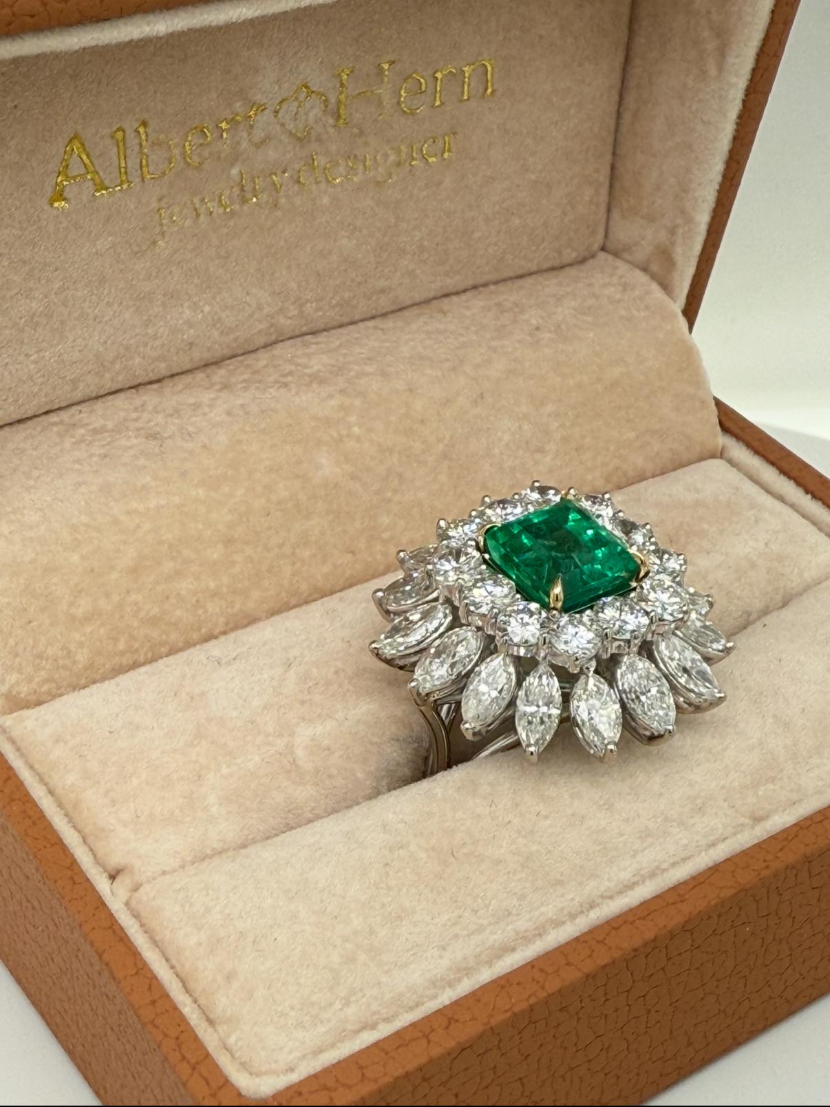 Exquisito anillo de cóctel vintage de esmeralda y diamantes con garras de platino y oro amarillo de 18 kt
Date un capricho de elegancia atemporal con este impresionante anillo de cóctel vintage de esmeraldas y diamantes. Con una Esmeralda brillante