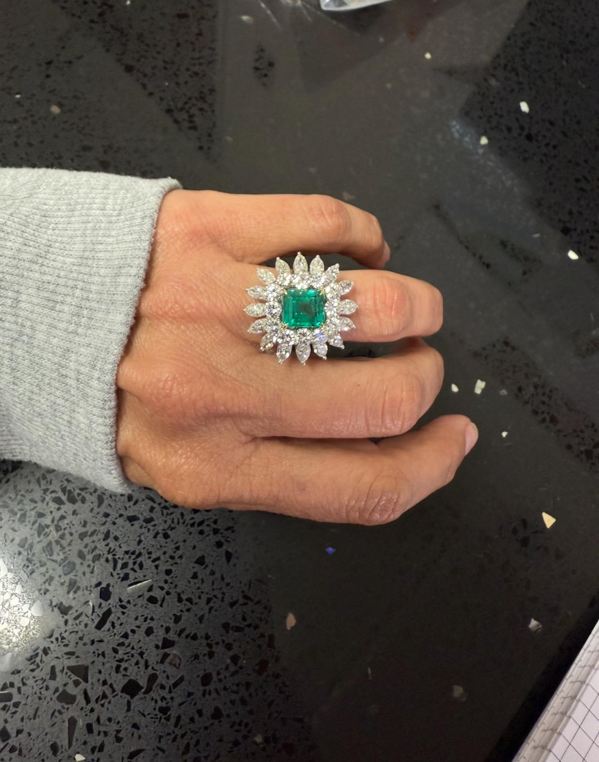 GIA Esmeralda colombina natural de 2,99 quilates y diamantes Plat / Anillo de 18 quilates Contemporáneo en venta
