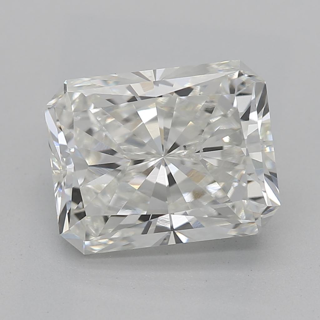 Un anello di diamanti dal design elegante che emana un fascino vintage e una raffinatezza moderna. Realizzato in oro bianco, questo anello presenta una splendida pietra centrale con un taglio radiante mozzafiato. Con un peso di ben 2,00, il diamante