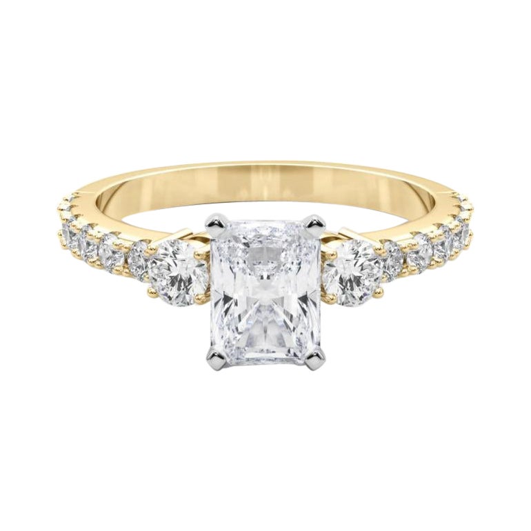 GIA 2ct Radiant Three-Stone with Diamond Shank 18K Yellow Gold Diamond Ring (bague en or jaune à diamants) en vente