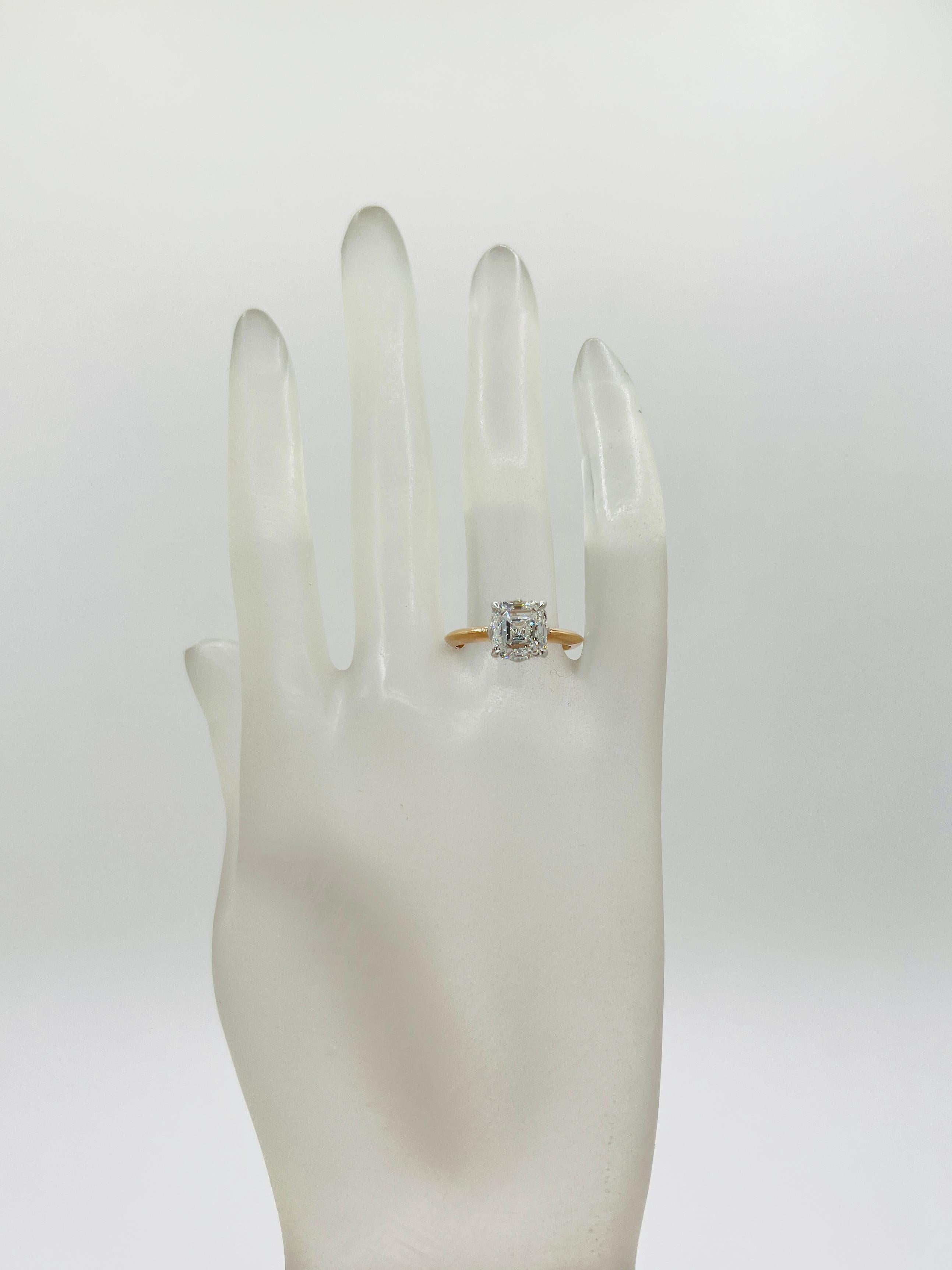 GIA 3 Karat Asscher-Schliff weißer Diamant Ring in 18K 2 Ton Gold im Zustand „Neu“ im Angebot in Los Angeles, CA