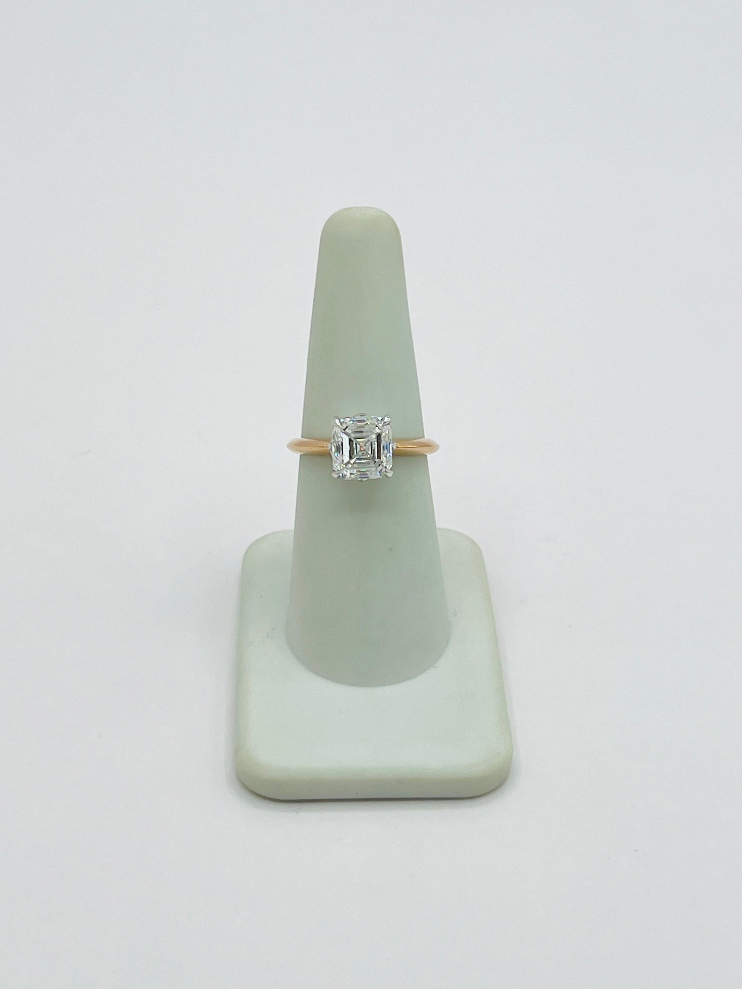 GIA 3 Karat Asscher-Schliff weißer Diamant Ring in 18K 2 Ton Gold im Angebot 3