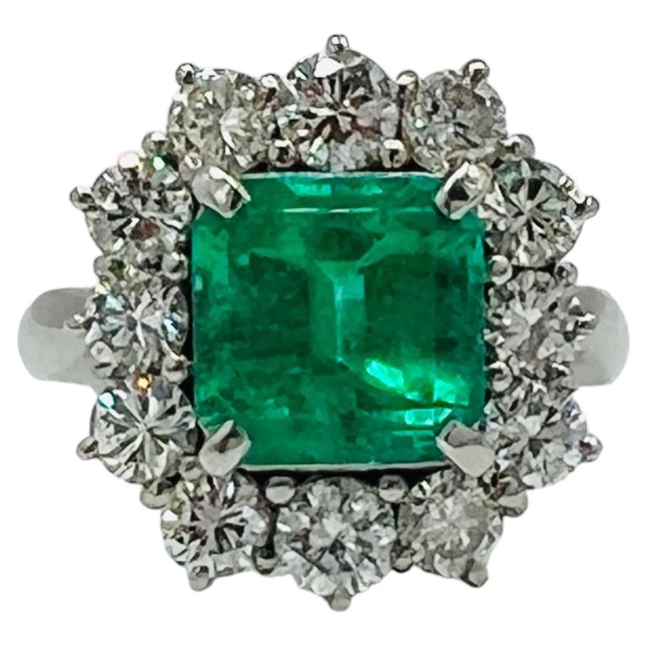 Bague en platine sertie d'une émeraude de 3 carats certifiée GIA, taille émeraude, et de diamants blancs