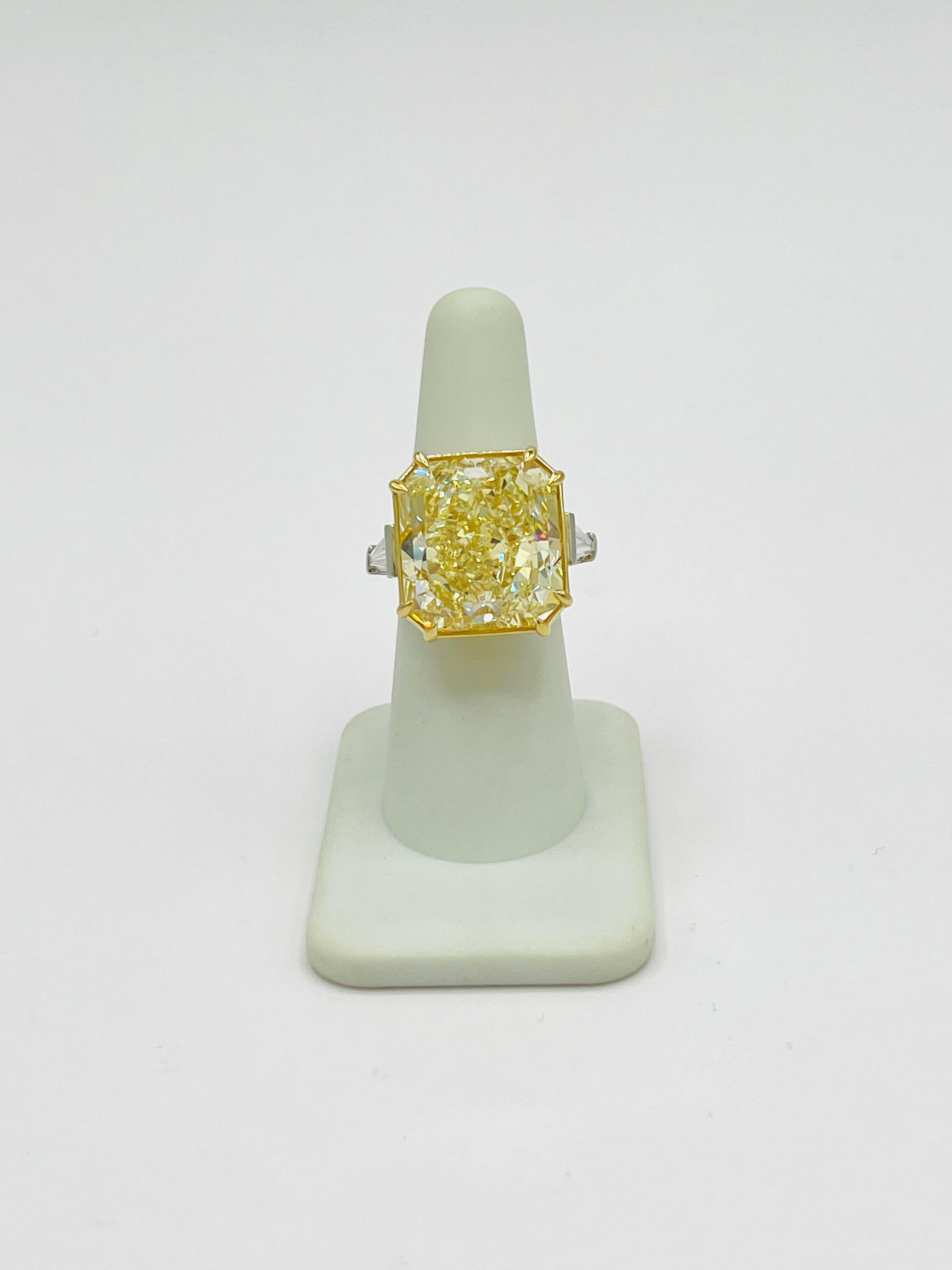 Women's or Men's GIA 30 Carat Fancy Yellow Radiant and White Diamond Ring in Platinum and 18K