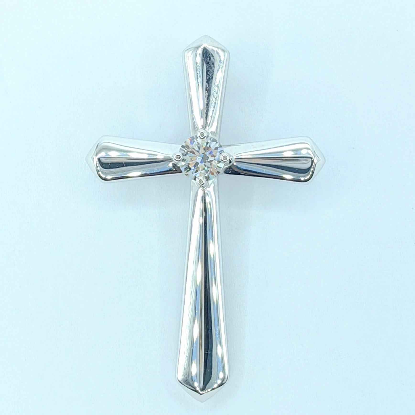 Voici le pendentif croix en diamant taillé en brillant rond en or blanc 18 carats, une pièce époustouflante qui allie un symbolisme intemporel à une élégance moderne.

Ce pendentif exquis présente un design de croix élégant et contemporain réalisé