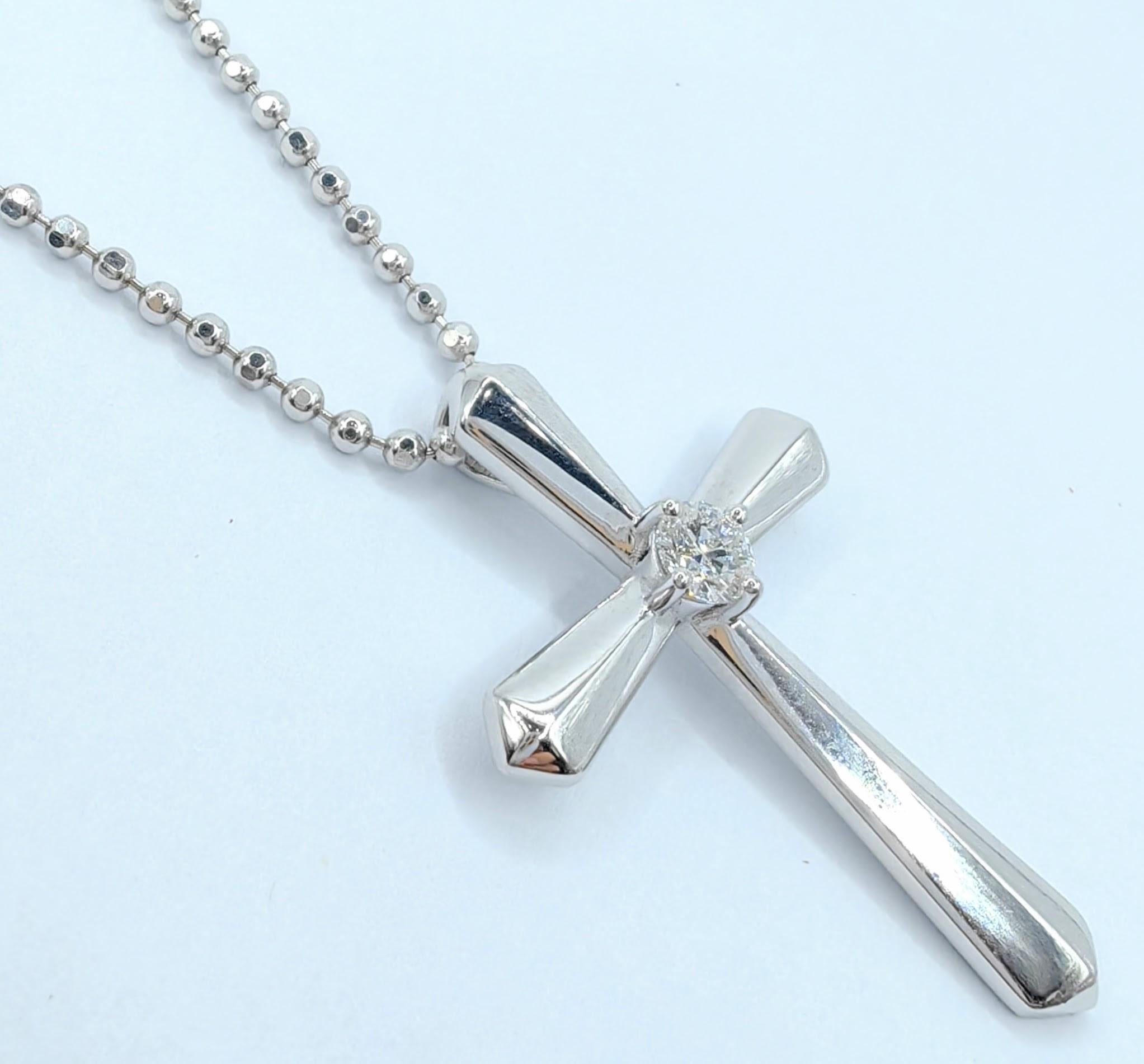 Contemporain GIA .30 Carat Round Brilliant Cut Diamond Cross Pendentif en or blanc 18K en vente