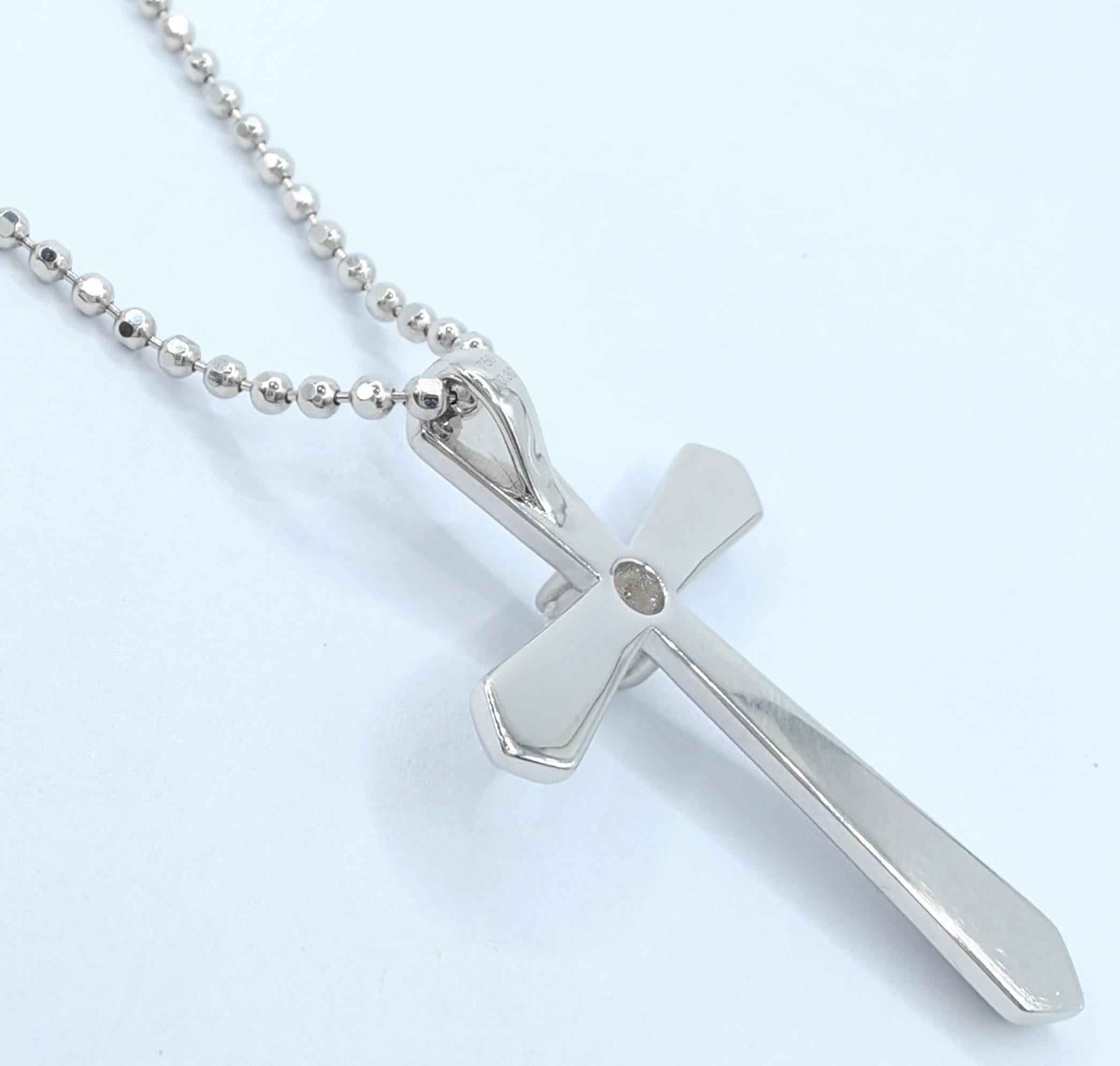 Taille ronde GIA .30 Carat Round Brilliant Cut Diamond Cross Pendentif en or blanc 18K en vente