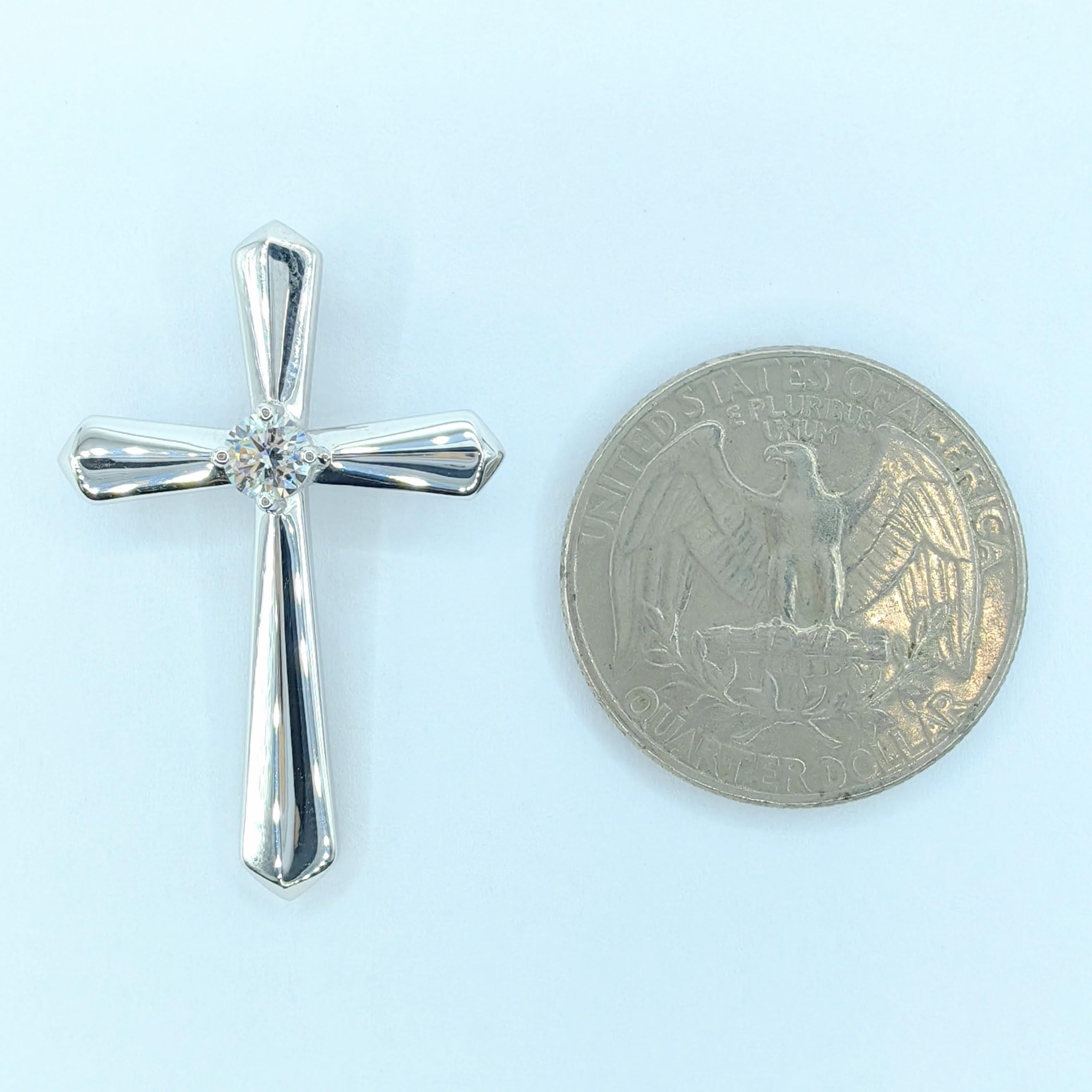 GIA .30 Carat Round Brilliant Cut Diamond Cross Pendentif en or blanc 18K Neuf - En vente à Wan Chai District, HK