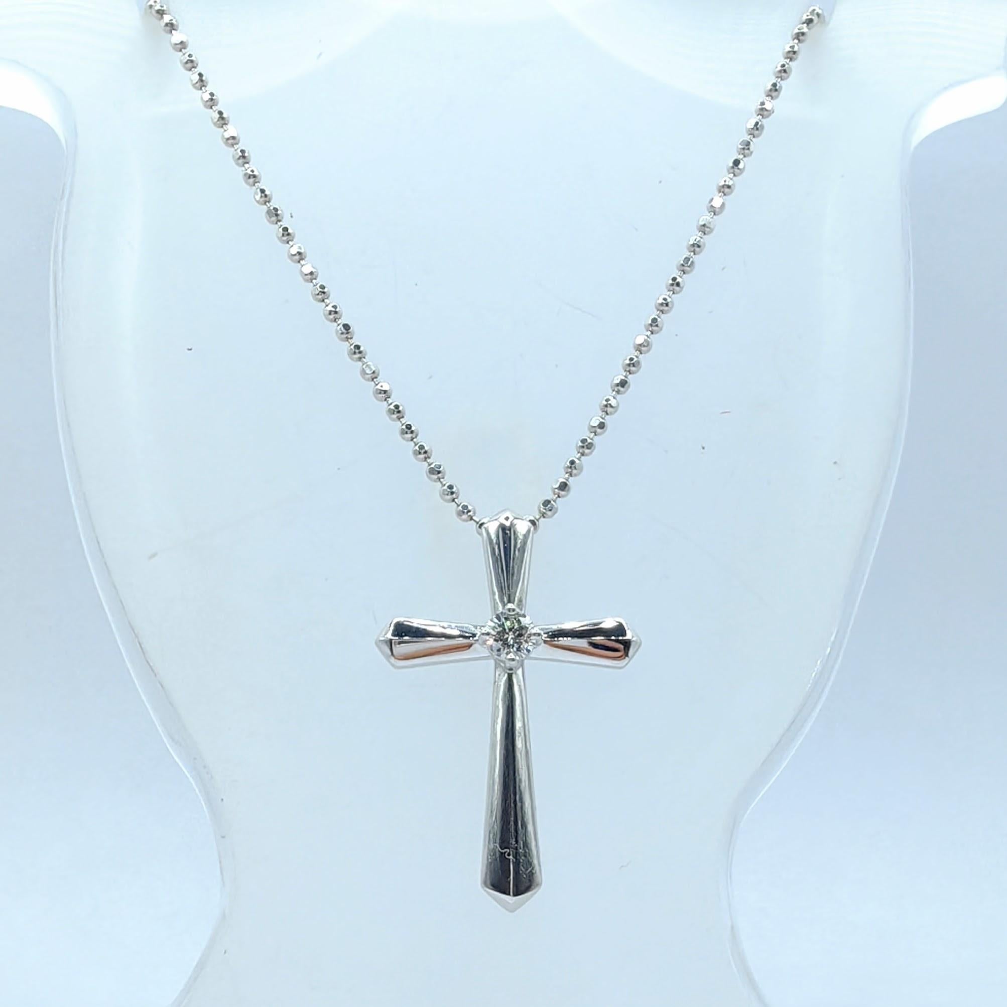 GIA .30 Carat Round Brilliant Cut Diamond Cross Pendentif en or blanc 18K en vente 1