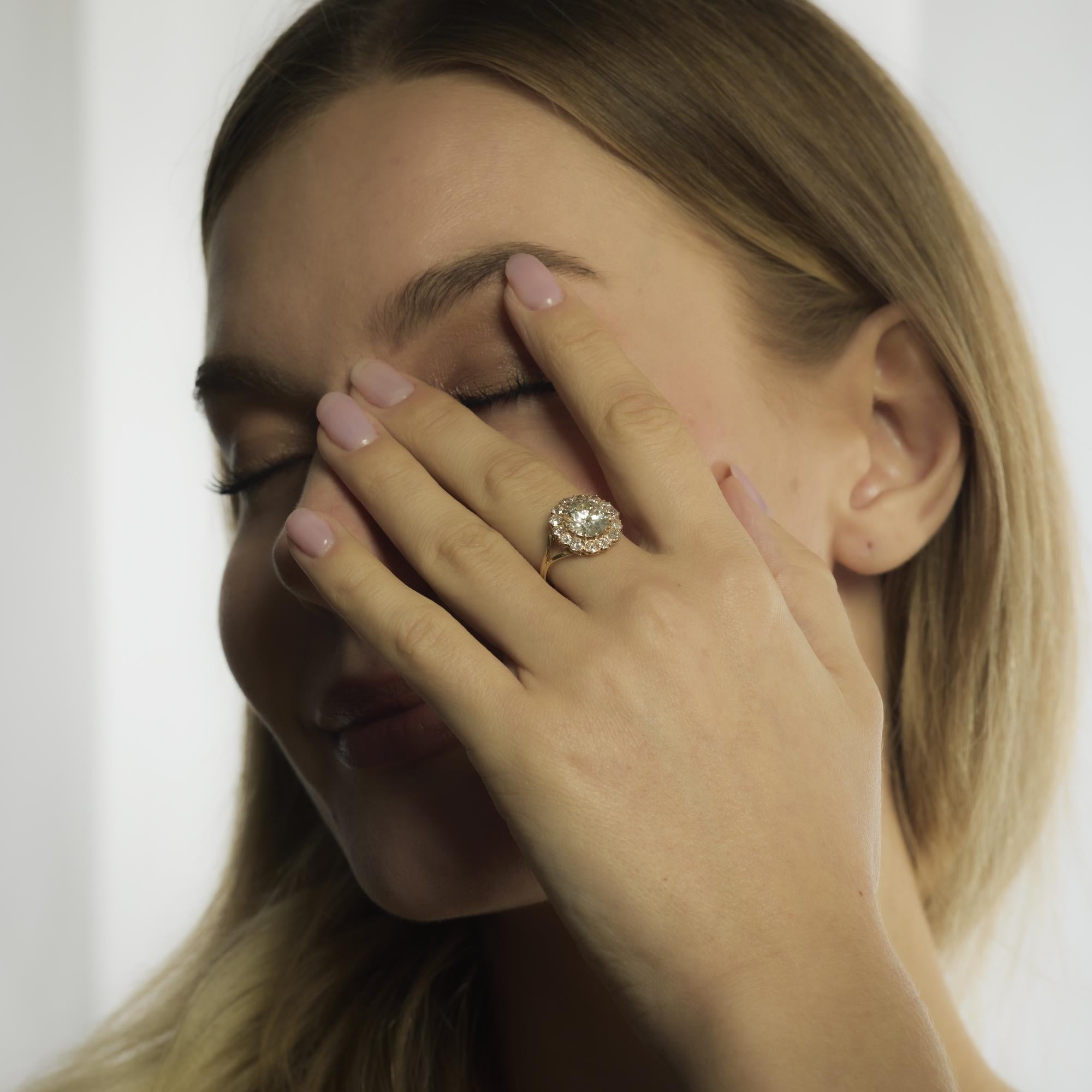 Taille brillant GIA Bague de fiançailles en or jaune 18k avec un diamant de 3,00 carats en vente