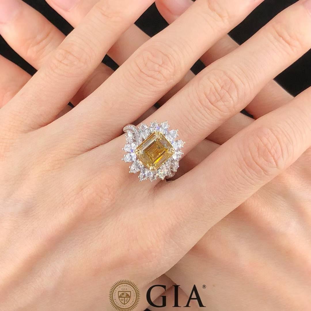 En venta: GIA Anillo de compromiso con halo de diamantes amarillos talla esmeralda de 3,00 quilates - Eze Jewelry  5