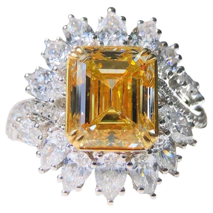 GIA Anello di fidanzamento aureolato con diamante giallo taglio smeraldo da 3,00 carati - Eze Jewelry