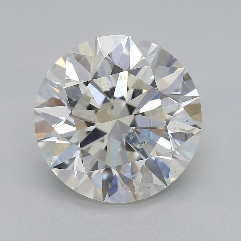 Dal design elegante, questo anello con diamante presenta un'incredibile pietra centrale, un diamante rotondo certificato GIA del peso di 3,00. Mostrando un'accattivante brillantezza, il diamante vanta una squisita J e una purezza classificata SI2,