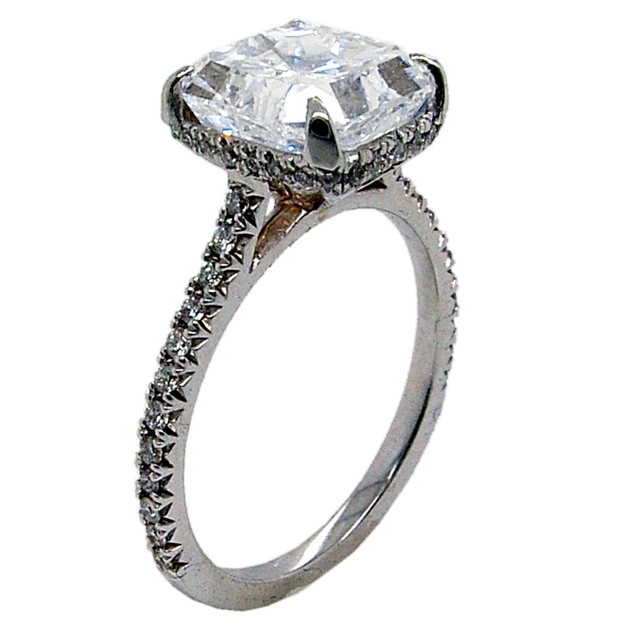 Taille radiant Bague de fiançailles française sertie d'un diamant radiant F/SI1 de 3,00 carats, certifié GIA, serti en pavé et halo caché en vente