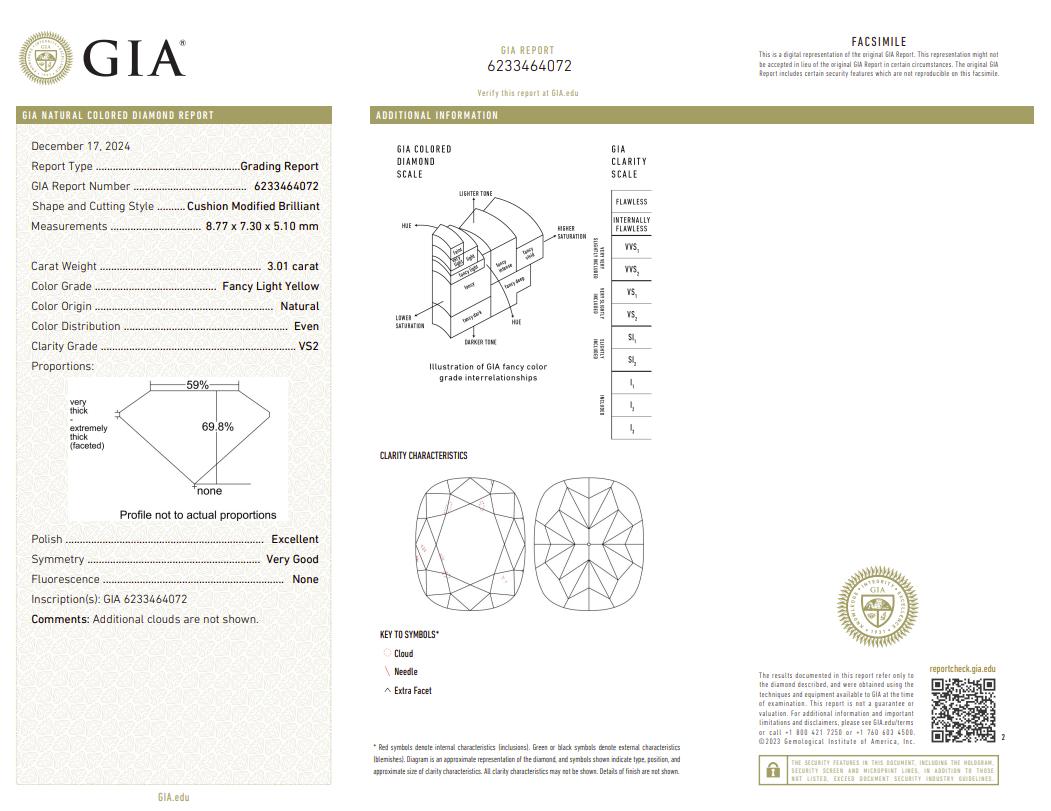 Questo eccezionale anello a tre pietre è incentrato su un diamante brillante modificato a cuscino Fancy Light Yellow da 3,01 carati, certificato GIA, con purezza VS2 e lucidatura eccellente. La distribuzione del colore è uniforme e il diamante